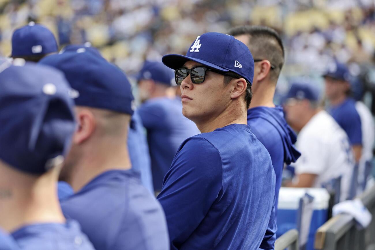 ジャイアンツ戦の9回、ベンチで試合を見るドジャース・山本＝ロサンゼルス（共同）