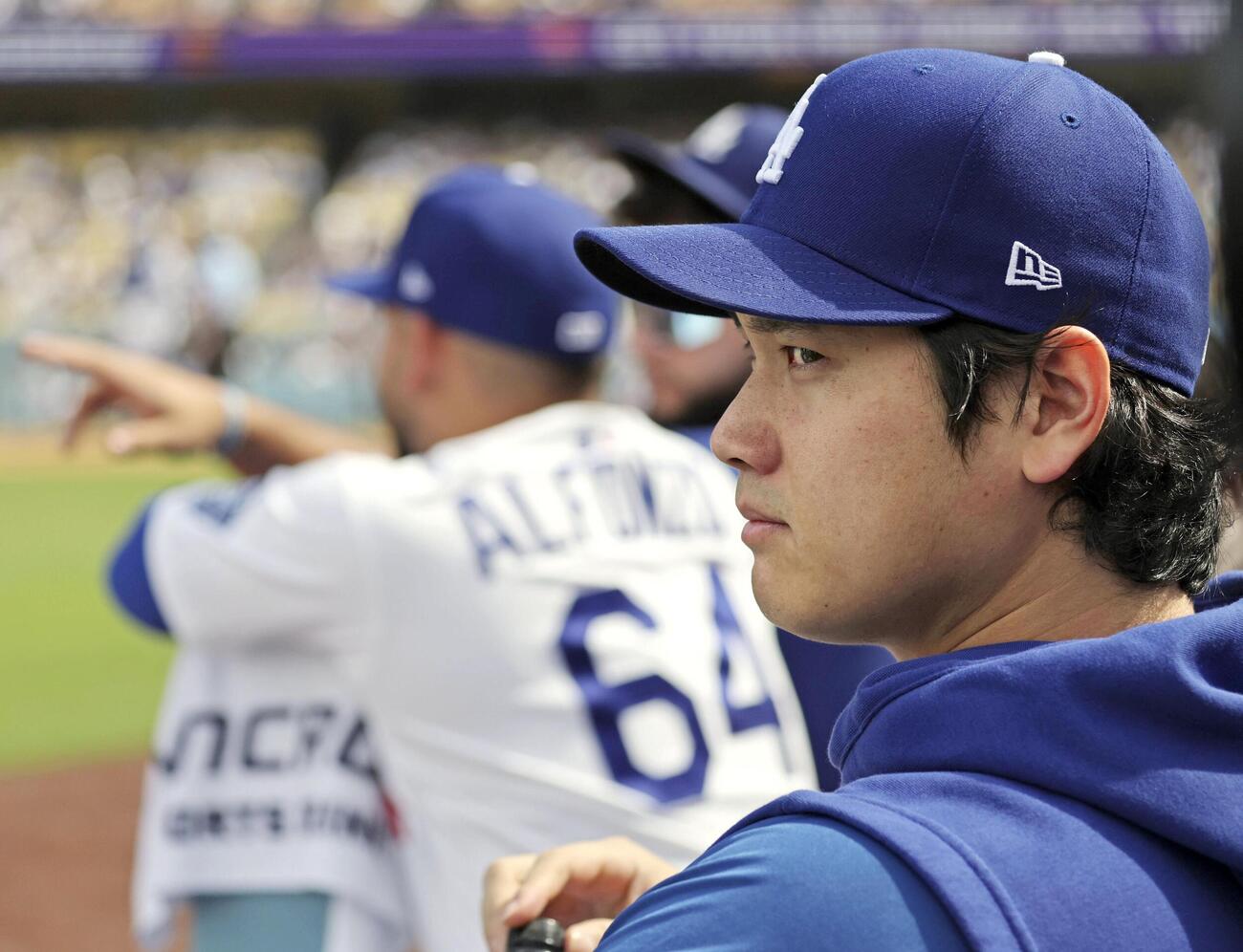 ジャイアンツ戦の5回、ベンチで試合を見るドジャース・大谷＝ロサンゼルス（共同）