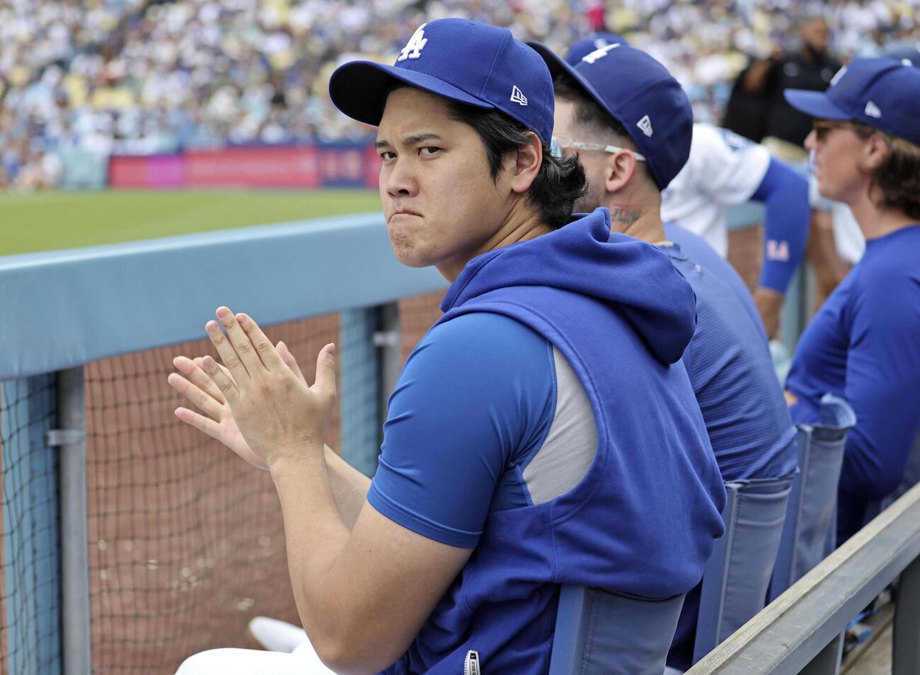 ジャイアンツ戦の6回、ベンチで試合を見るドジャース・大谷＝ロサンゼルス（共同）