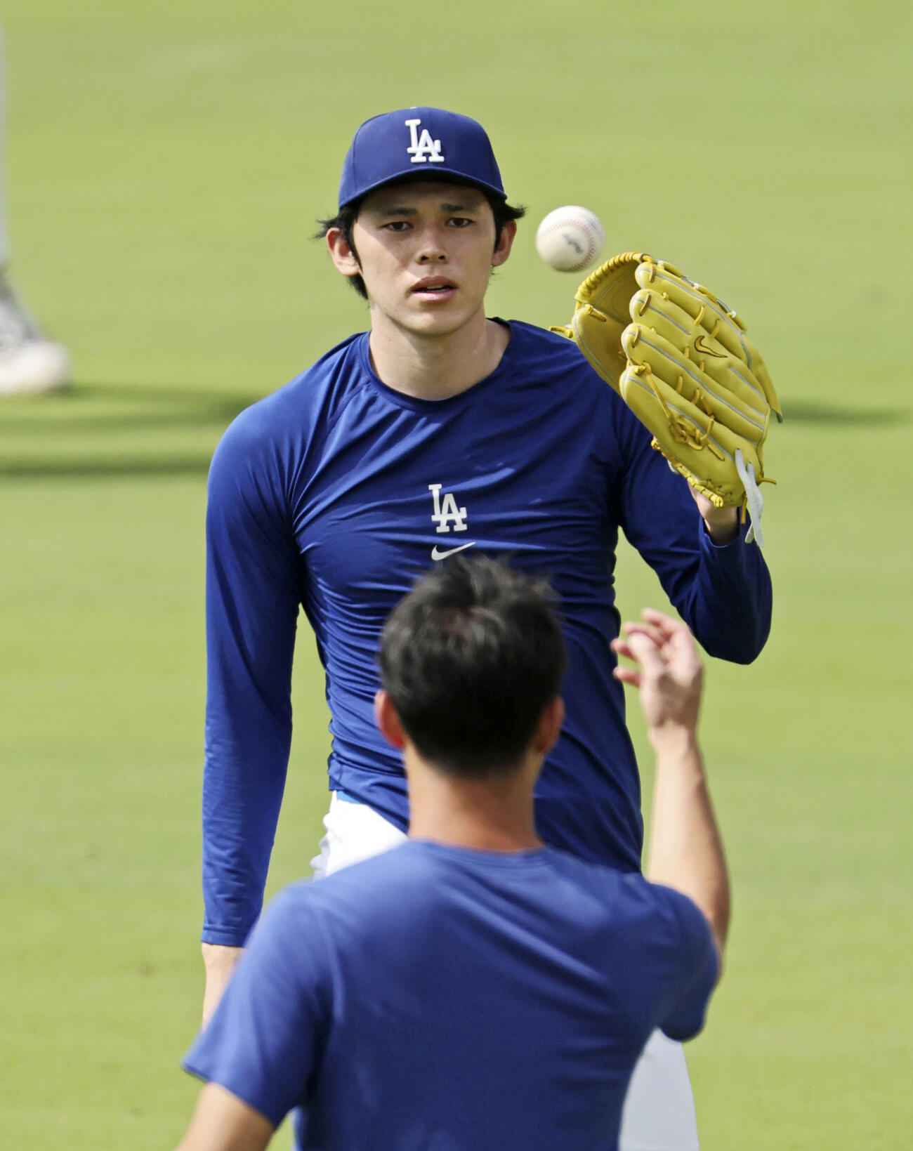 キャッチボールするドジャース・佐々木朗＝ロサンゼルス（共同）