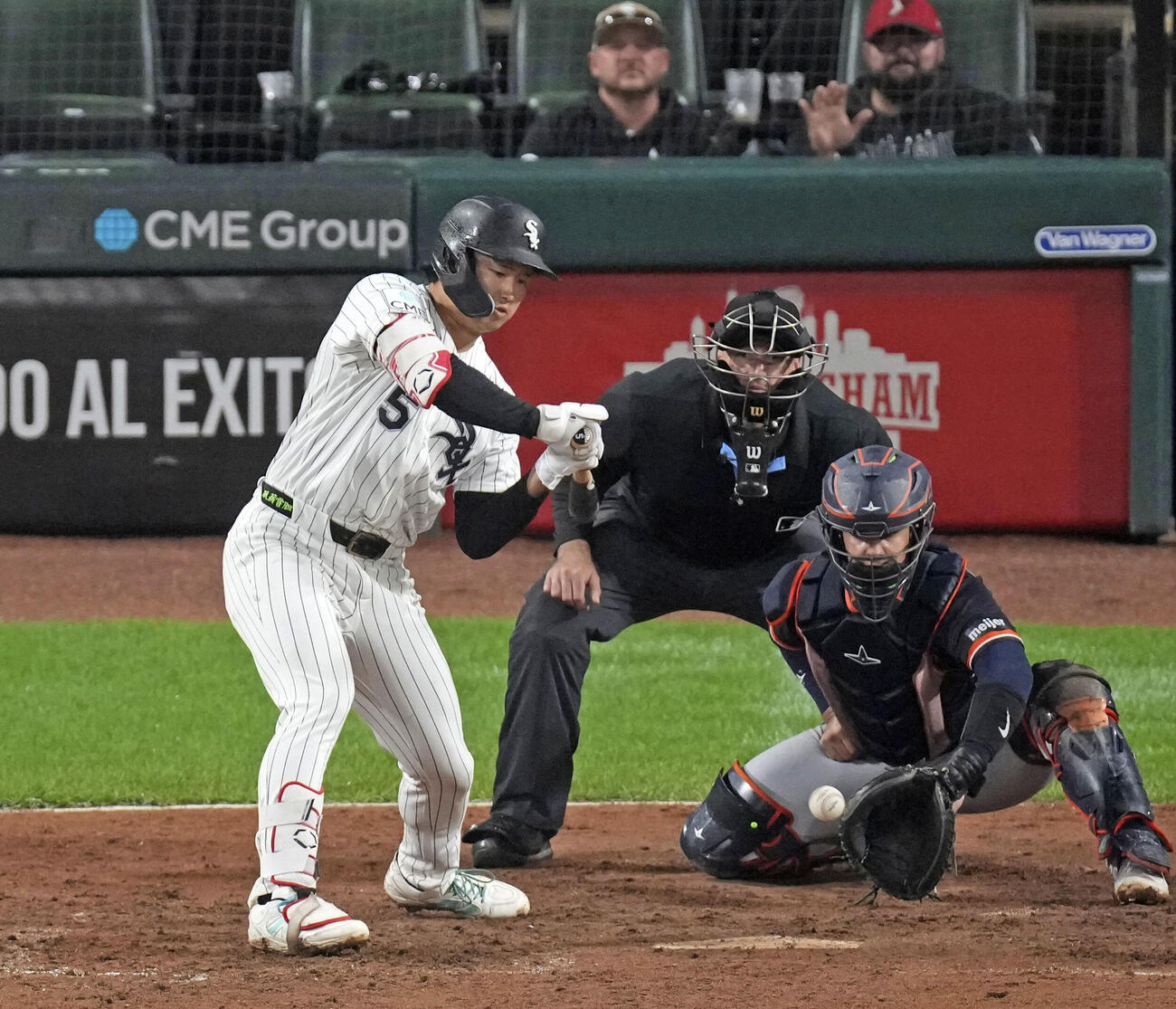 タイガース戦の8回、押し出しの四球を選ぶホワイトソックス・村上＝シカゴ（共同）