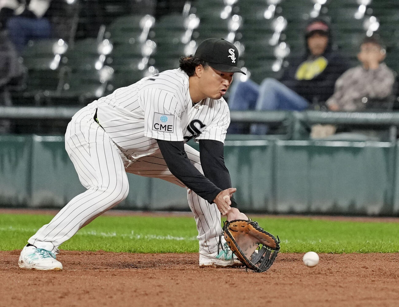 タイガース戦の6回、キャラハンの打球を処理するホワイトソックスの一塁手村上＝シカゴ（共同）