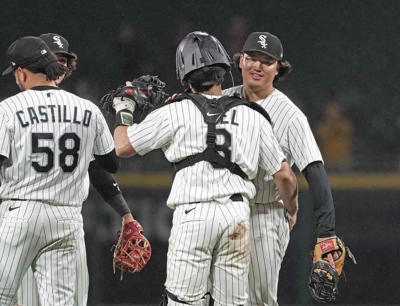 タイガースに勝利しチームメートと喜ぶホワイトソックス・村上（右）＝シカゴ（共同）