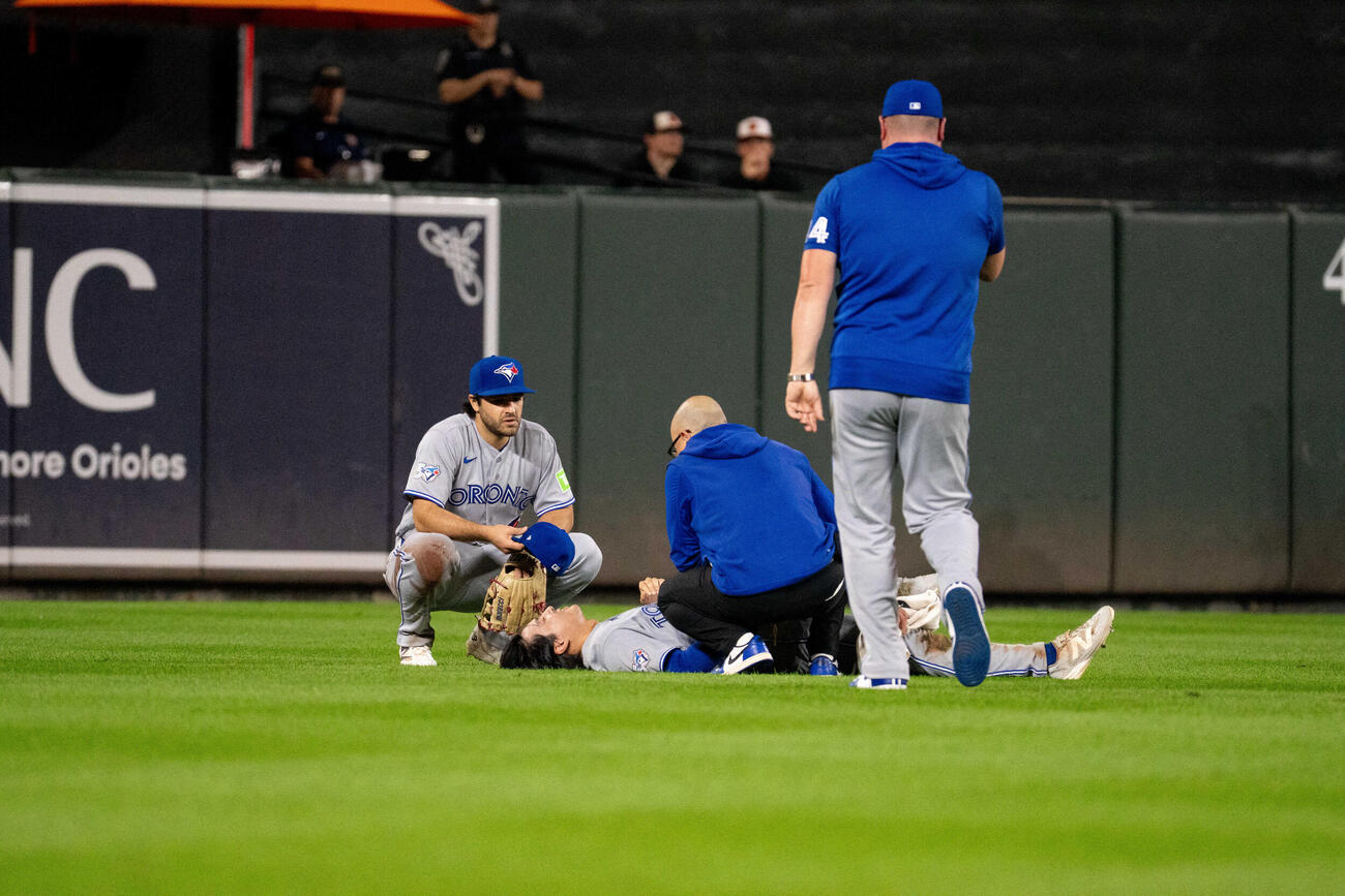 オリオールズ戦2回、ライナーをスライディングしながら好捕も、倒れるブルージェイズ・ベイトマン（下＝ロイター）