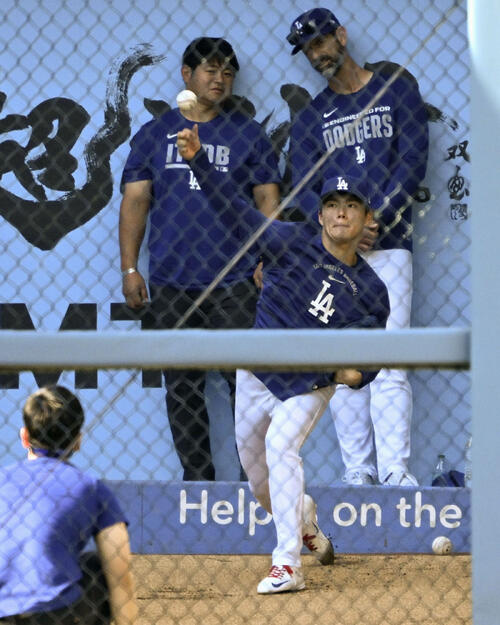 ブルペンで投球練習するドジャース・山本＝ロサンゼルス（共同）