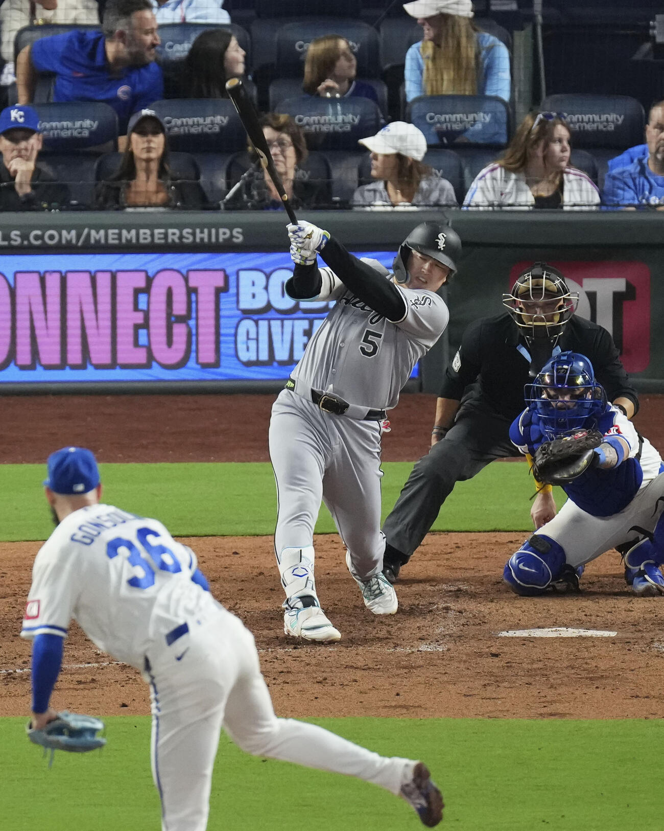 ロイヤルズ戦の7回、33号2ランを放つホワイトソックス・村上＝カンザスシティー（共同）
