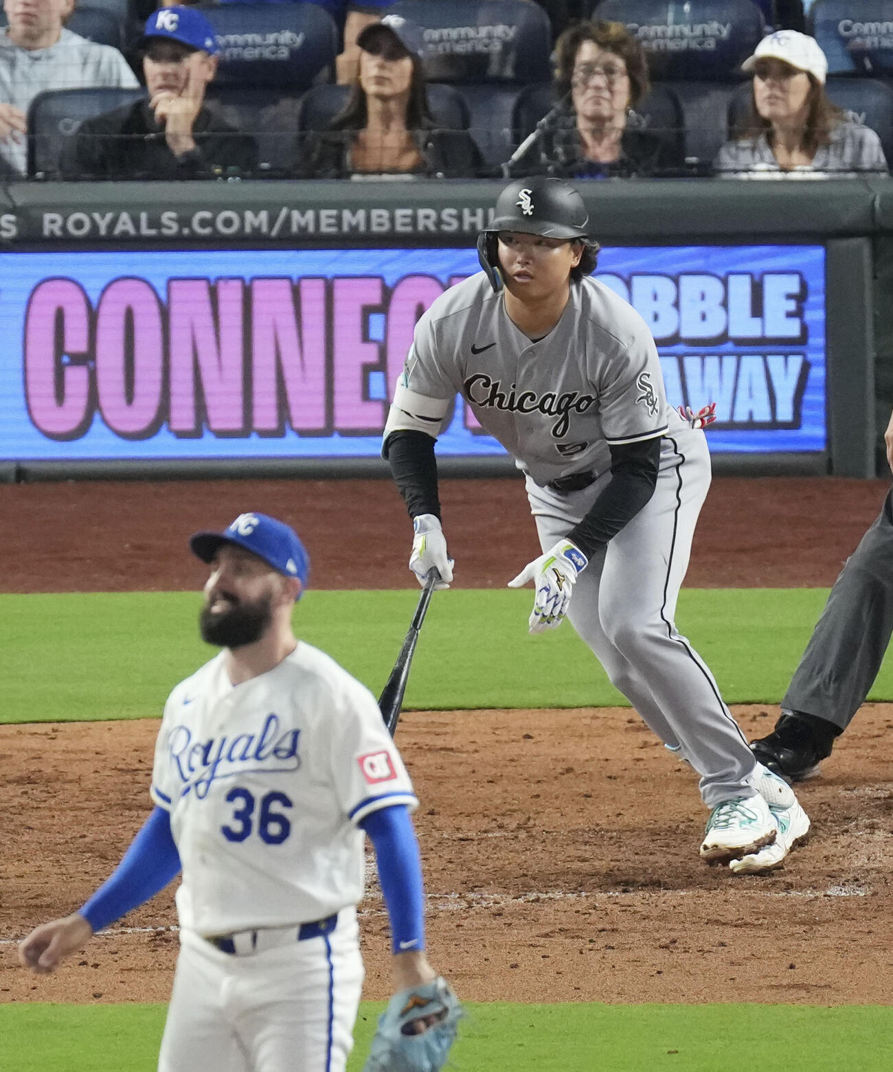 ロイヤルズ戦の7回、33号2ランを放つホワイトソックス・村上＝カンザスシティー（共同）