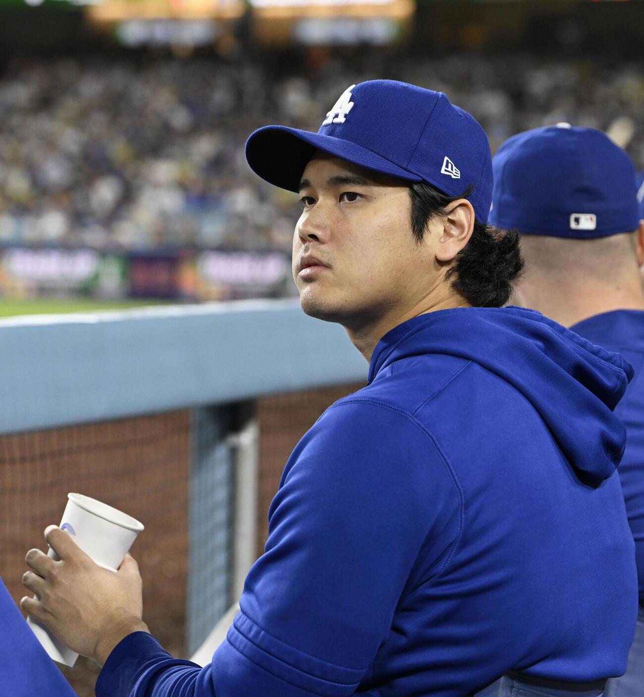 パドレス戦の7回、試合を見守るドジャース・大谷＝ロサンゼルス（共同）