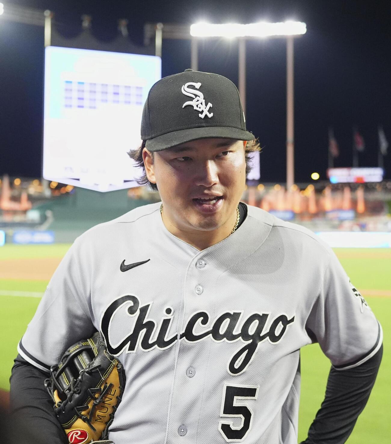 ロイヤルズに勝利しインタビューに応じるホワイトソックス・村上＝カンザスシティー（共同）