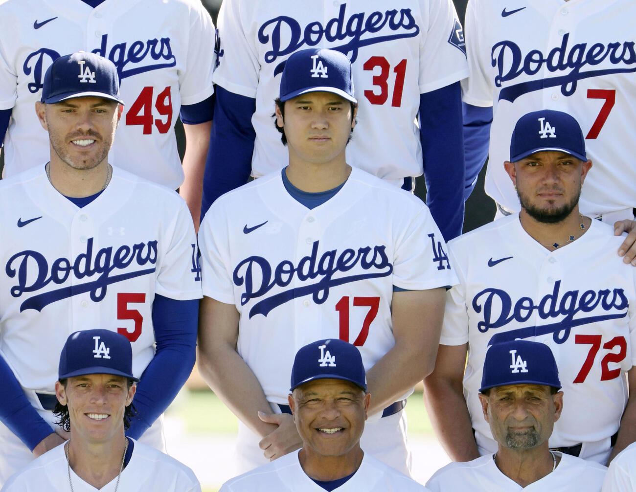試合前、集合写真の撮影に臨むドジャース・大谷（中央）＝ロサンゼルス（共同）