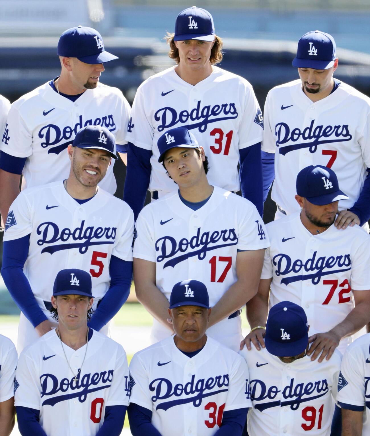 試合前、集合写真の撮影に臨むドジャース・大谷（中央）＝ロサンゼルス（共同）