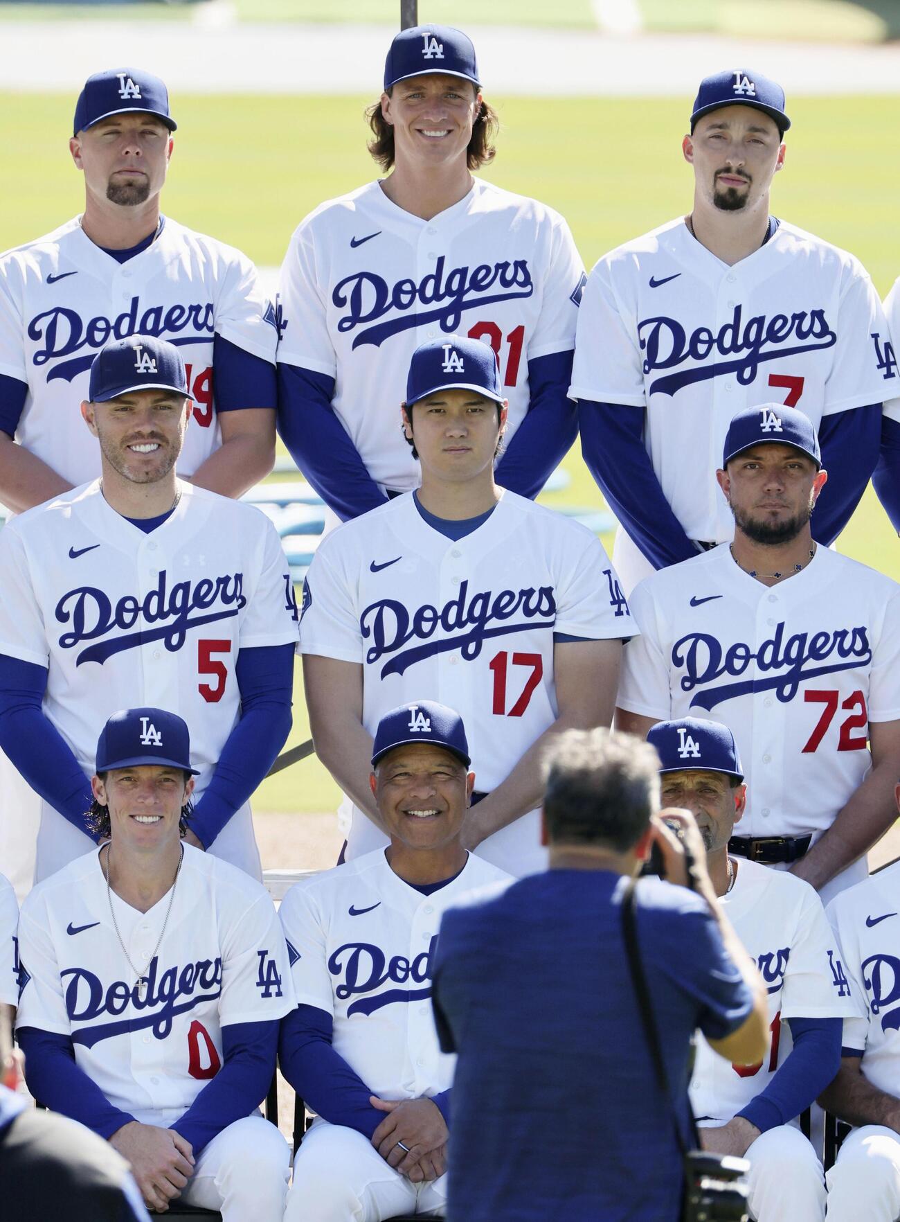 試合前、集合写真の撮影に臨むドジャース・大谷（中央）＝ロサンゼルス（共同）
