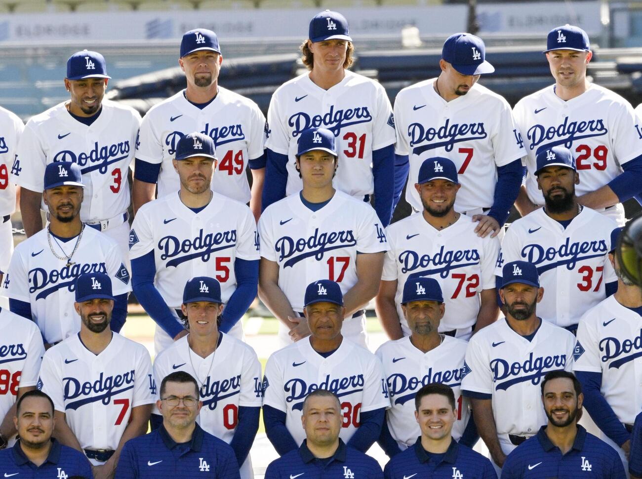 試合前、集合写真の撮影に臨むドジャース・大谷（中央）ら＝ロサンゼルス（共同）