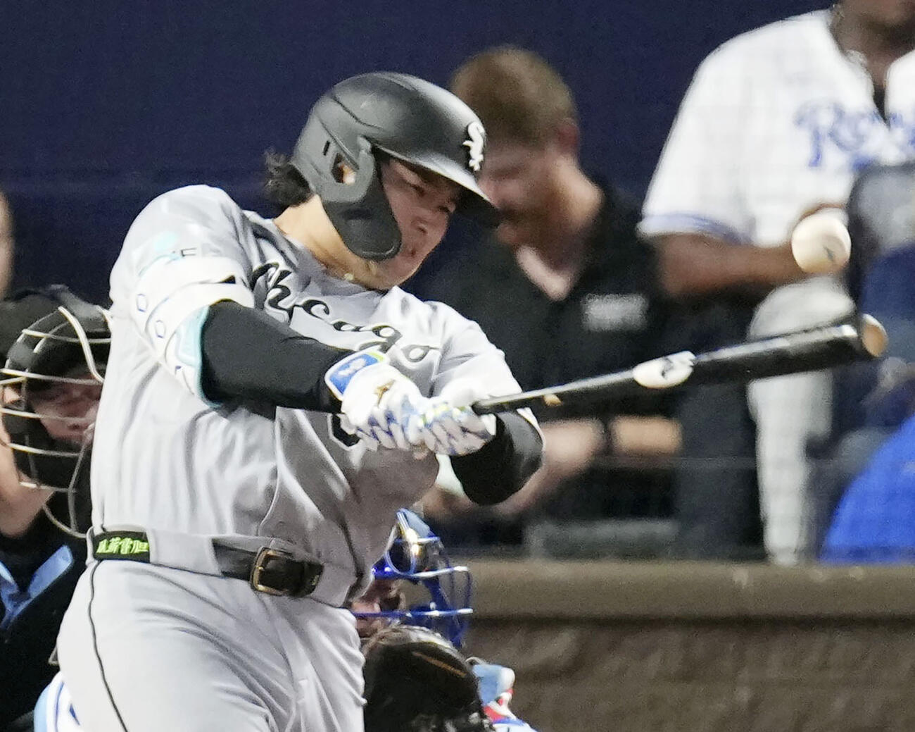 ロイヤルズ戦の3回、右翼線に適時二塁打を放つホワイトソックス・村上＝カンザスシティー（共同）