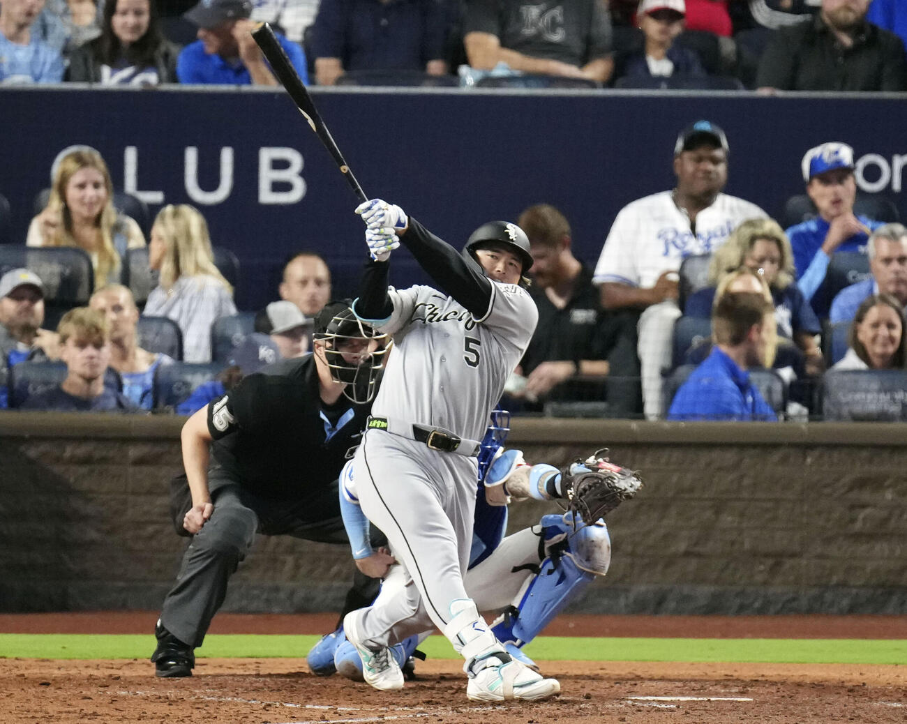 ロイヤルズ戦の3回、右翼線に適時二塁打を放つホワイトソックス・村上＝カンザスシティー（共同）