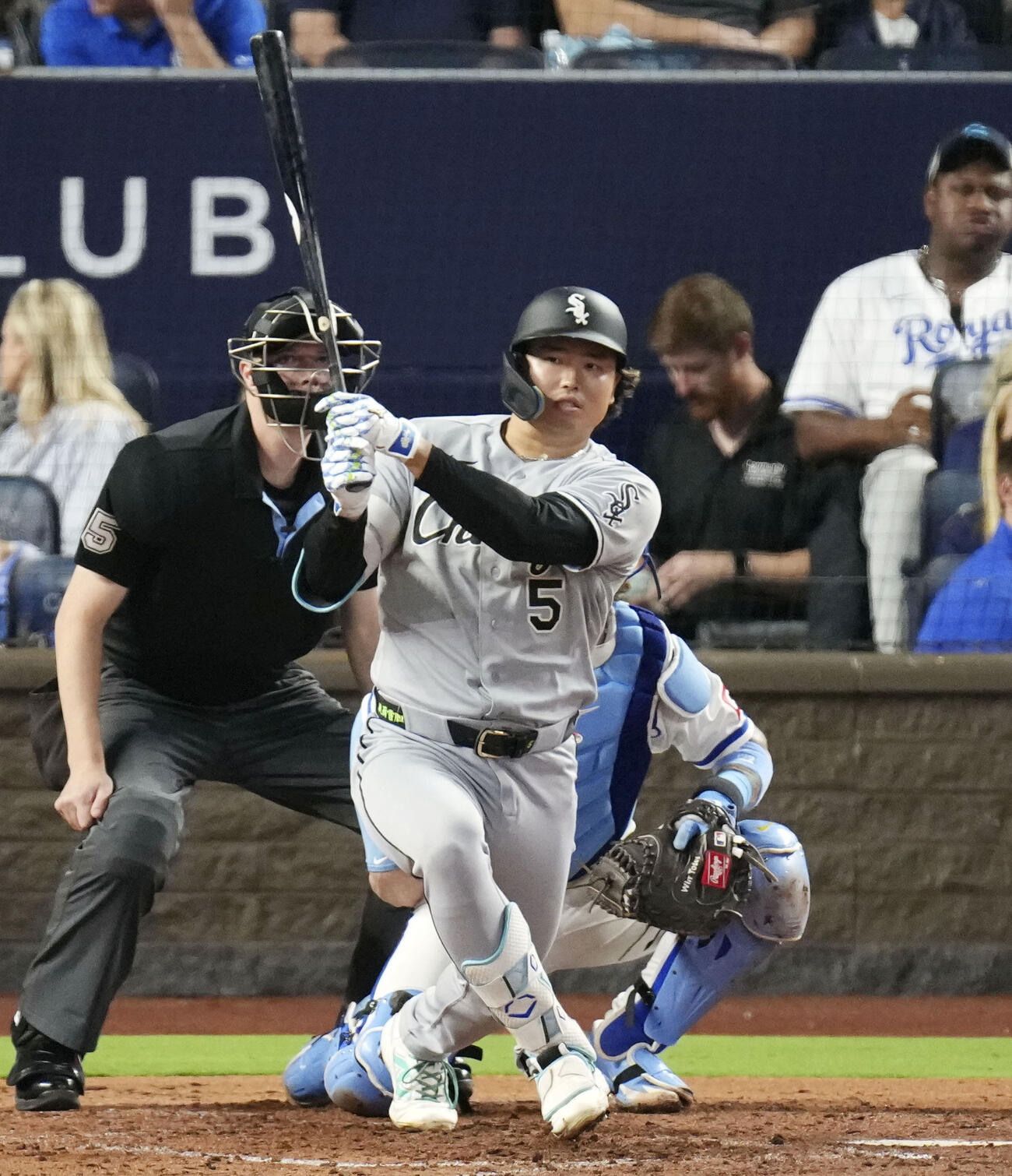 ロイヤルズ戦の3回、右翼線に適時二塁打を放つホワイトソックス・村上＝カンザスシティー（共同）