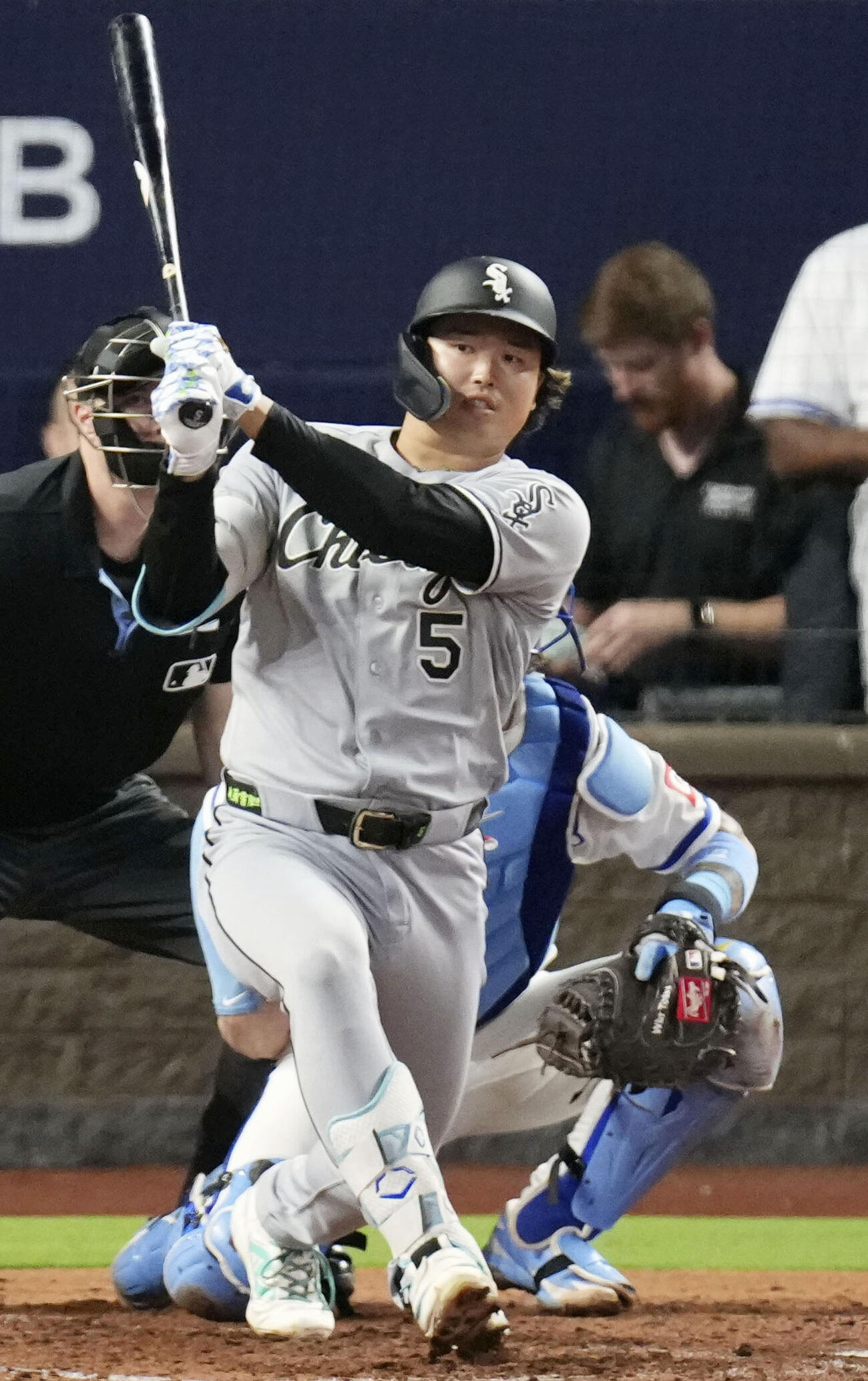 ロイヤルズ戦の3回、右翼線に適時二塁打を放つホワイトソックス・村上＝カンザスシティー（共同）