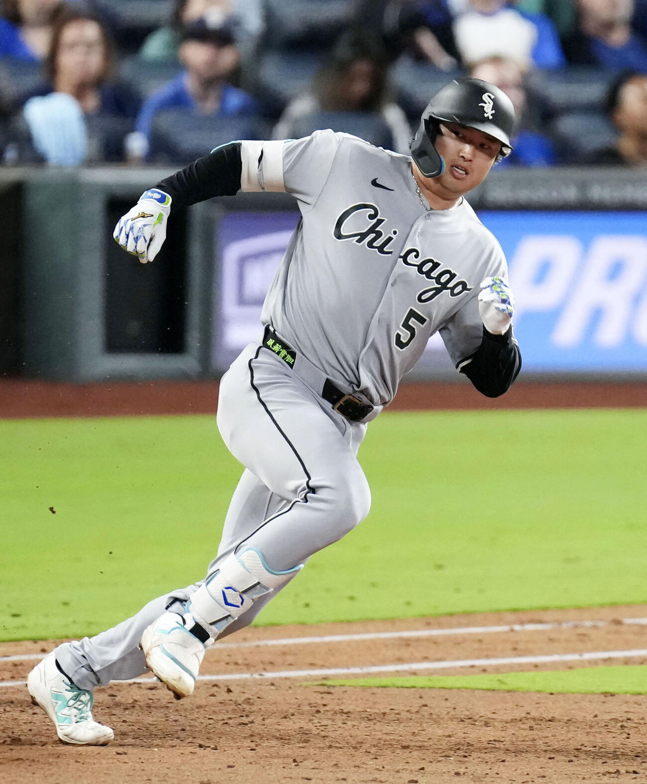 ロイヤルズ戦の3回、右翼線に適時二塁打を放ち、塁を回るホワイトソックス・村上＝カンザスシティー（共同）