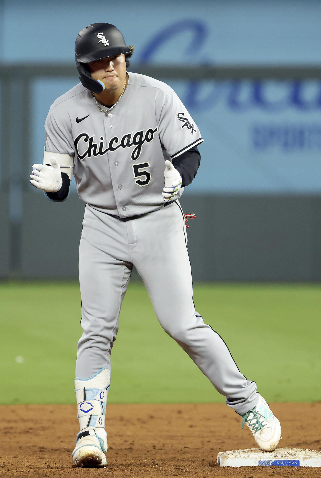 ロイヤルズ戦の3回、適時二塁打を放ち喜ぶホワイトソックス・村上＝カンザスシティー（ゲッティ＝共同）