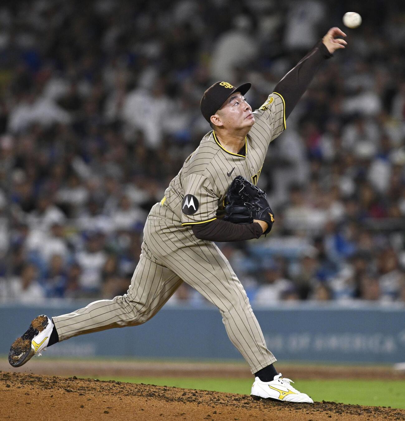 ドジャース戦の5回に登板し、1回を1安打無失点だったパドレス・松井＝ロサンゼルス（共同）