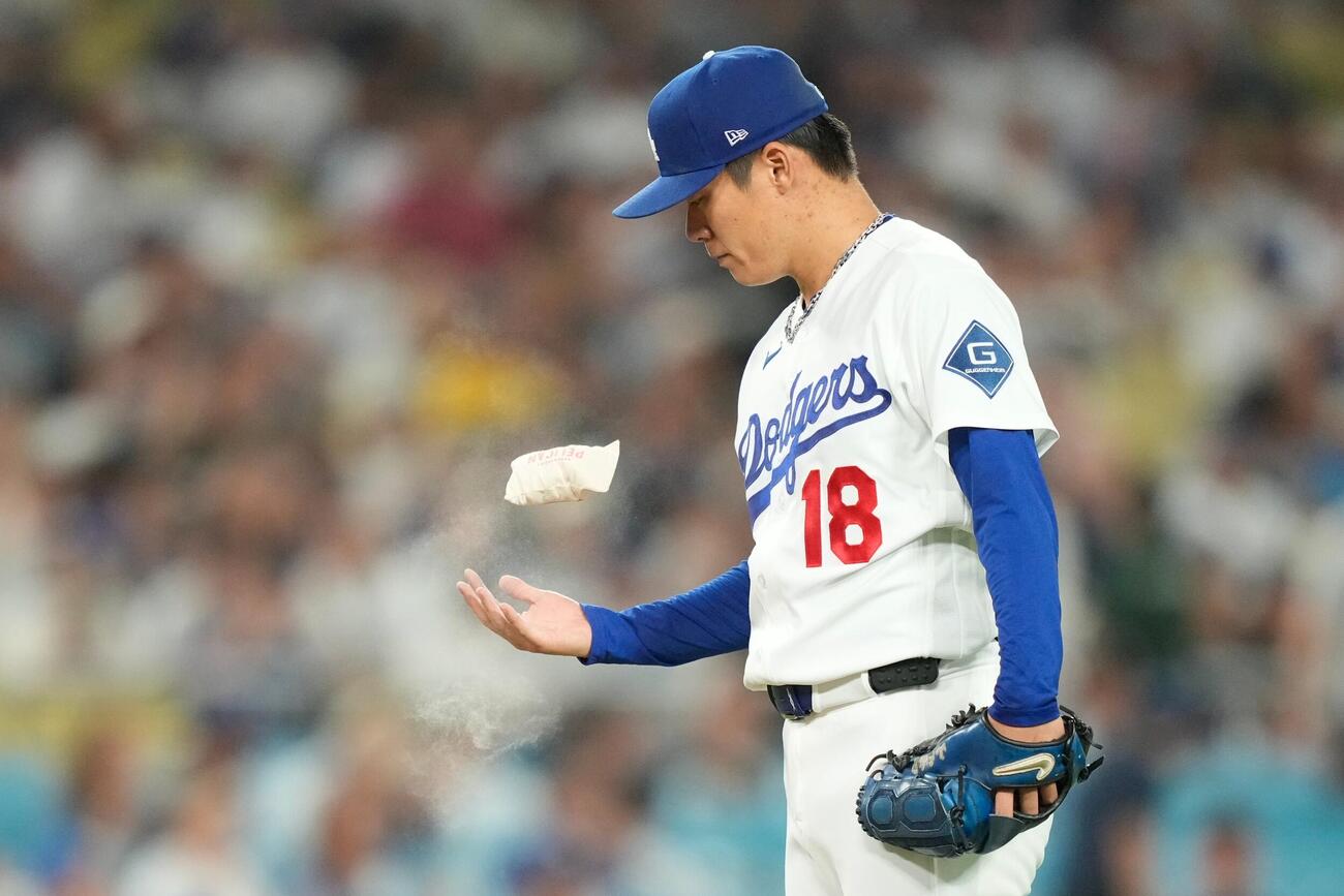 1回、ロジンを使うドジャース山本（AP）