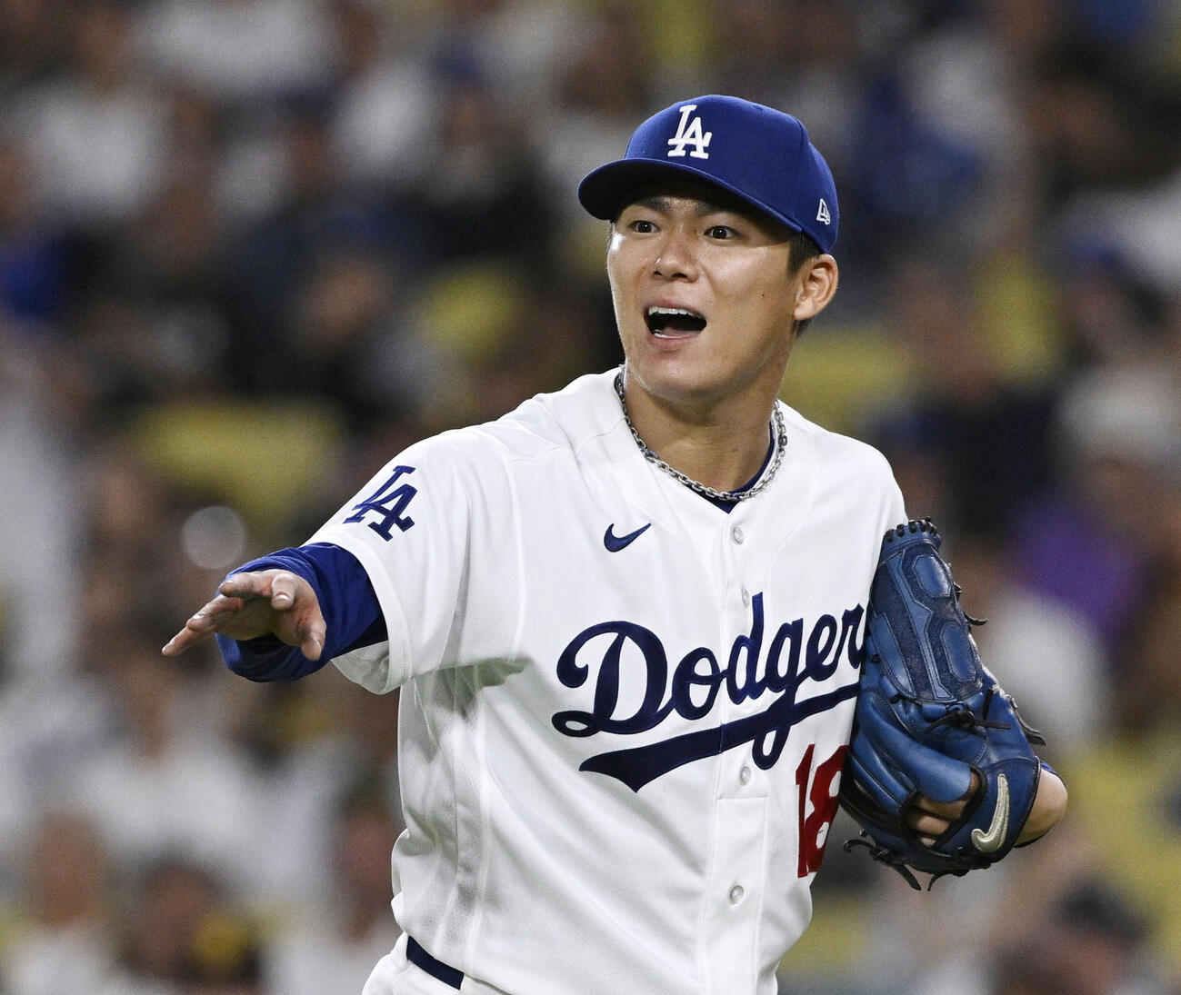 パドレス戦の5回、ハリスのバント処理で三塁へ悪送球し、二走の生還を許したドジャース山本（共同）