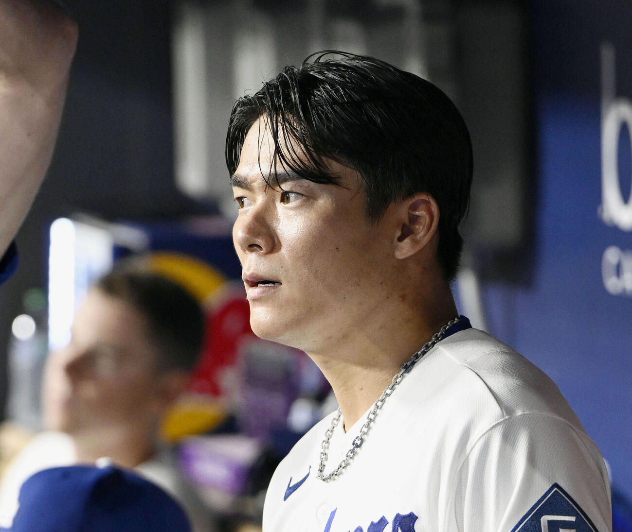 6回を投げ終え、ベンチに戻ったドジャース・山本＝ロサンゼルス（共同）