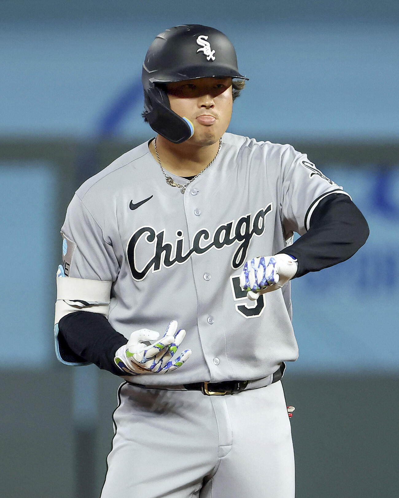 ロイヤルズ戦の3回、適時二塁打を放ちポーズをとるホワイトソックス・村上＝カンザスシティー（ゲッティ＝共同）