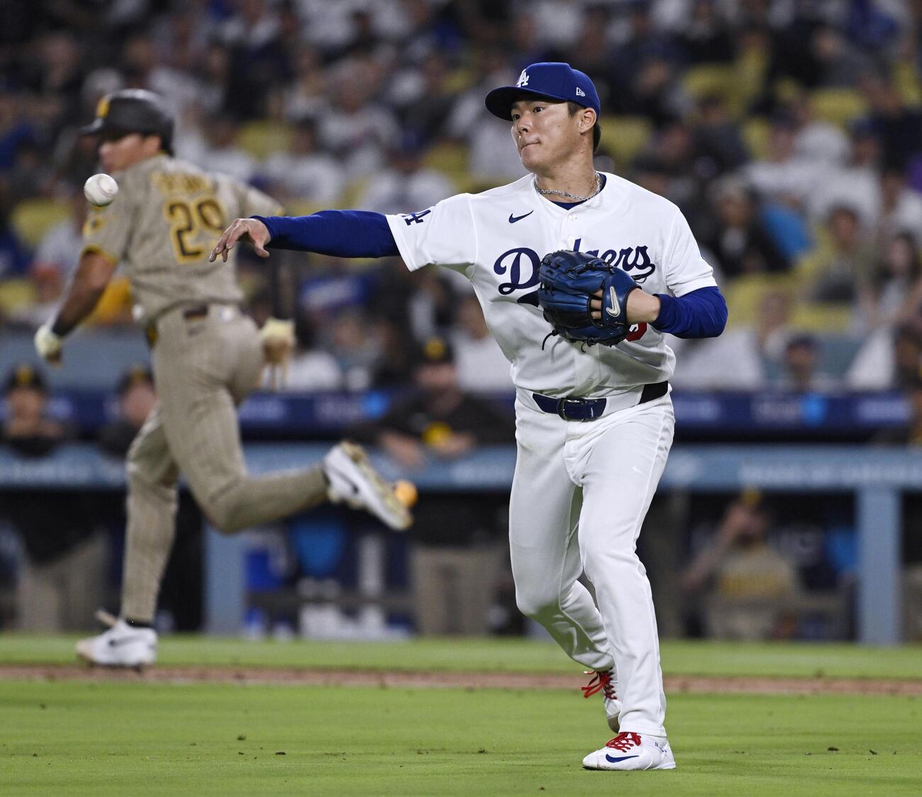 パドレス戦の5回、ハリス（左）のバント処理で三塁へ悪送球し、二走の生還を許したドジャース山本（共同）