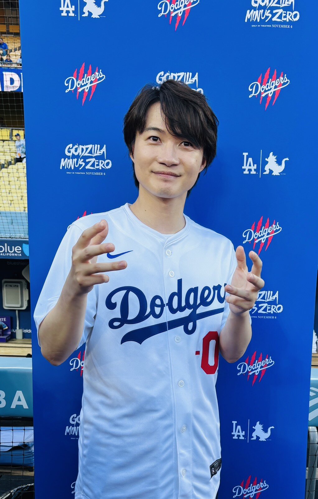 始球式の前にポーズを取る神木隆之介