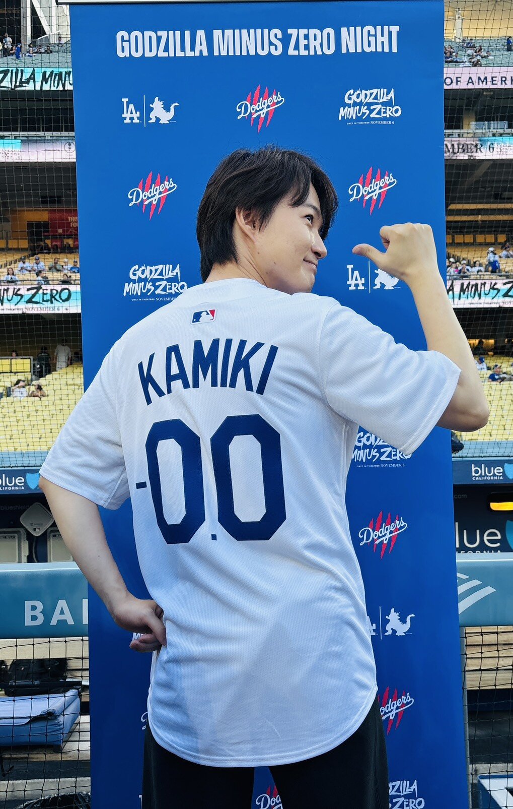 始球式の前にポーズを取る神木隆之介