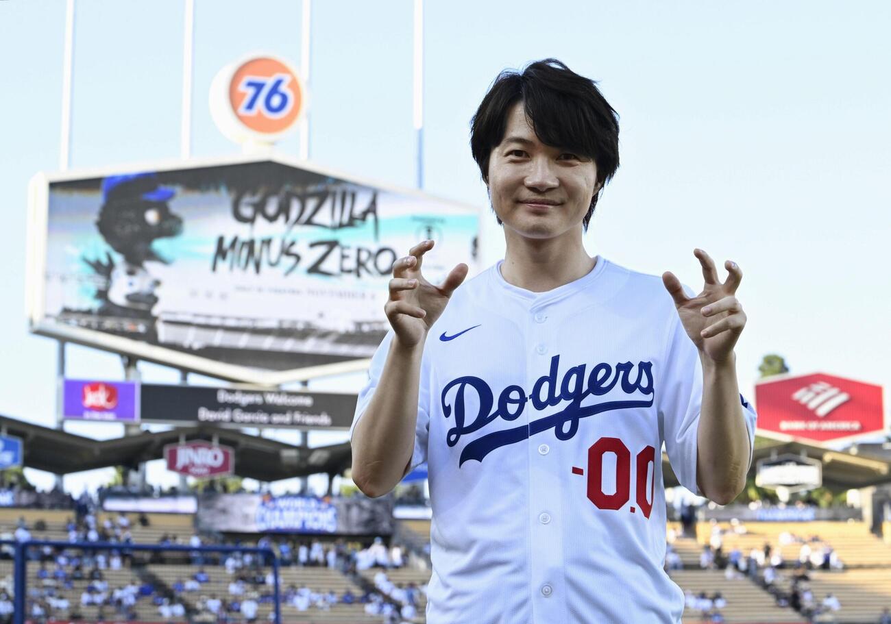 始球式を前に撮影に応じ、ポーズをとる俳優の神木隆之介＝ロサンゼルス（共同）