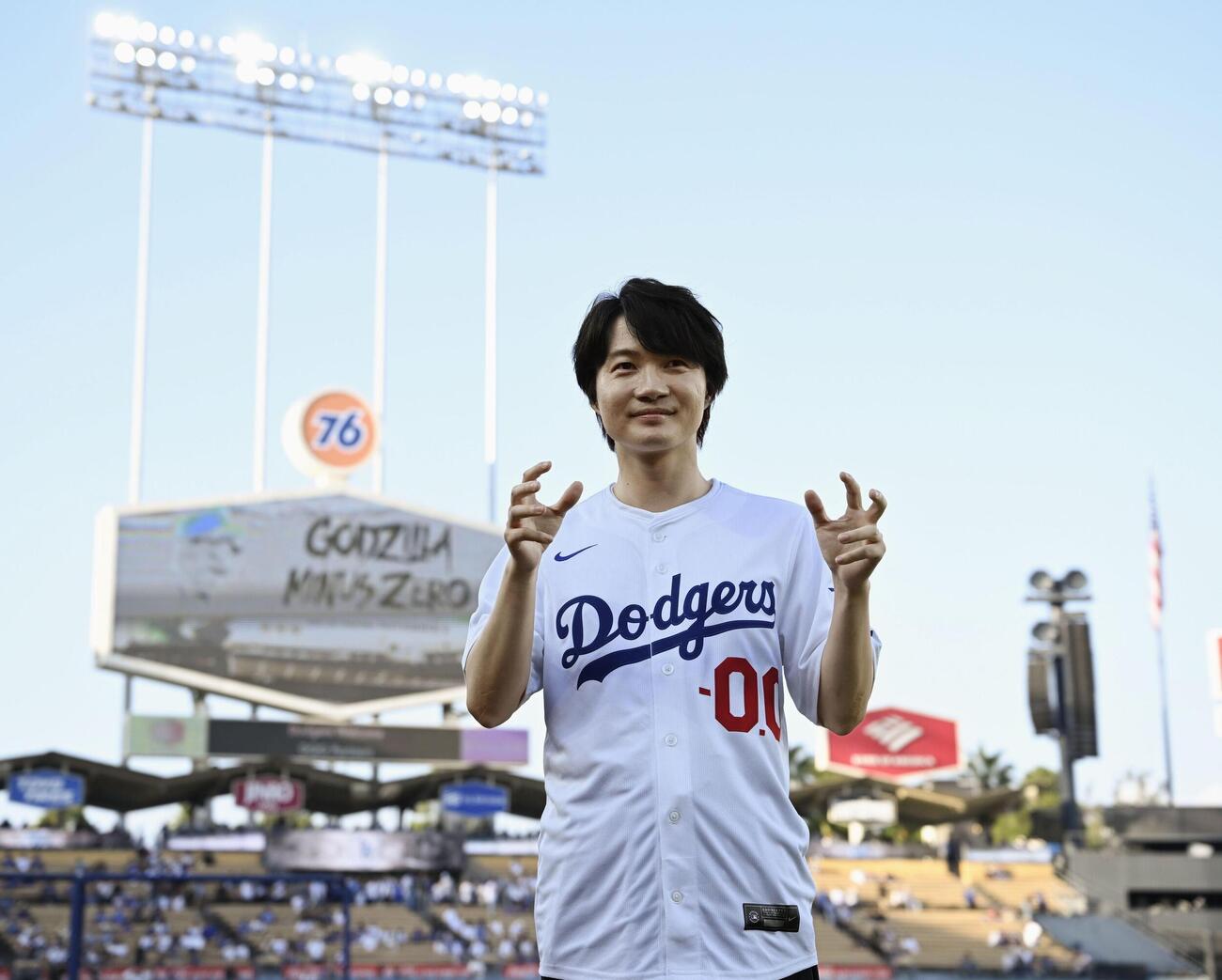 始球式を前に撮影に応じ、ポーズをとる俳優の神木隆之介＝ロサンゼルス（共同）