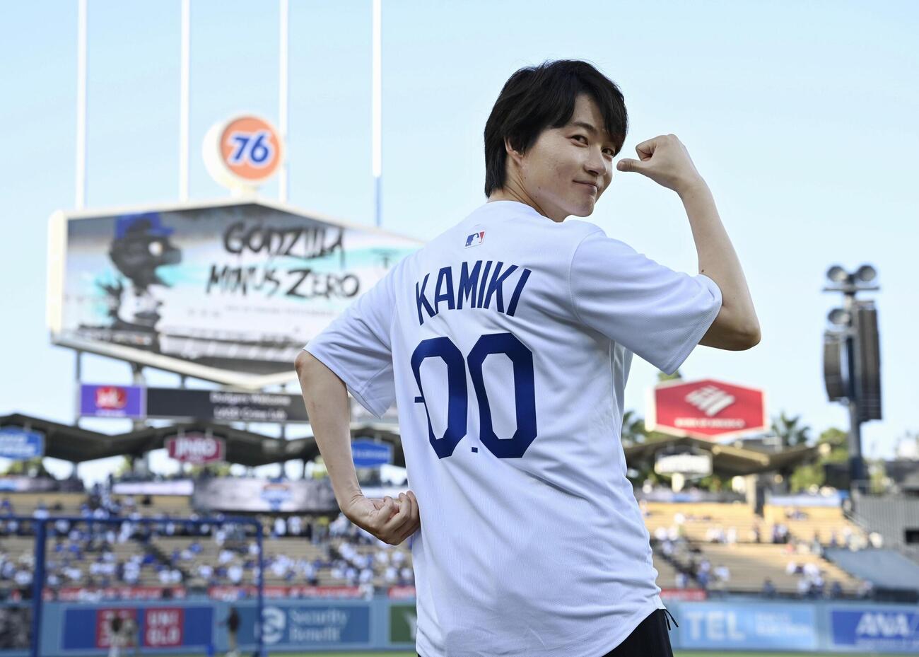 始球式を前に撮影に応じ、ポーズをとる俳優の神木隆之介＝ロサンゼルス（共同）