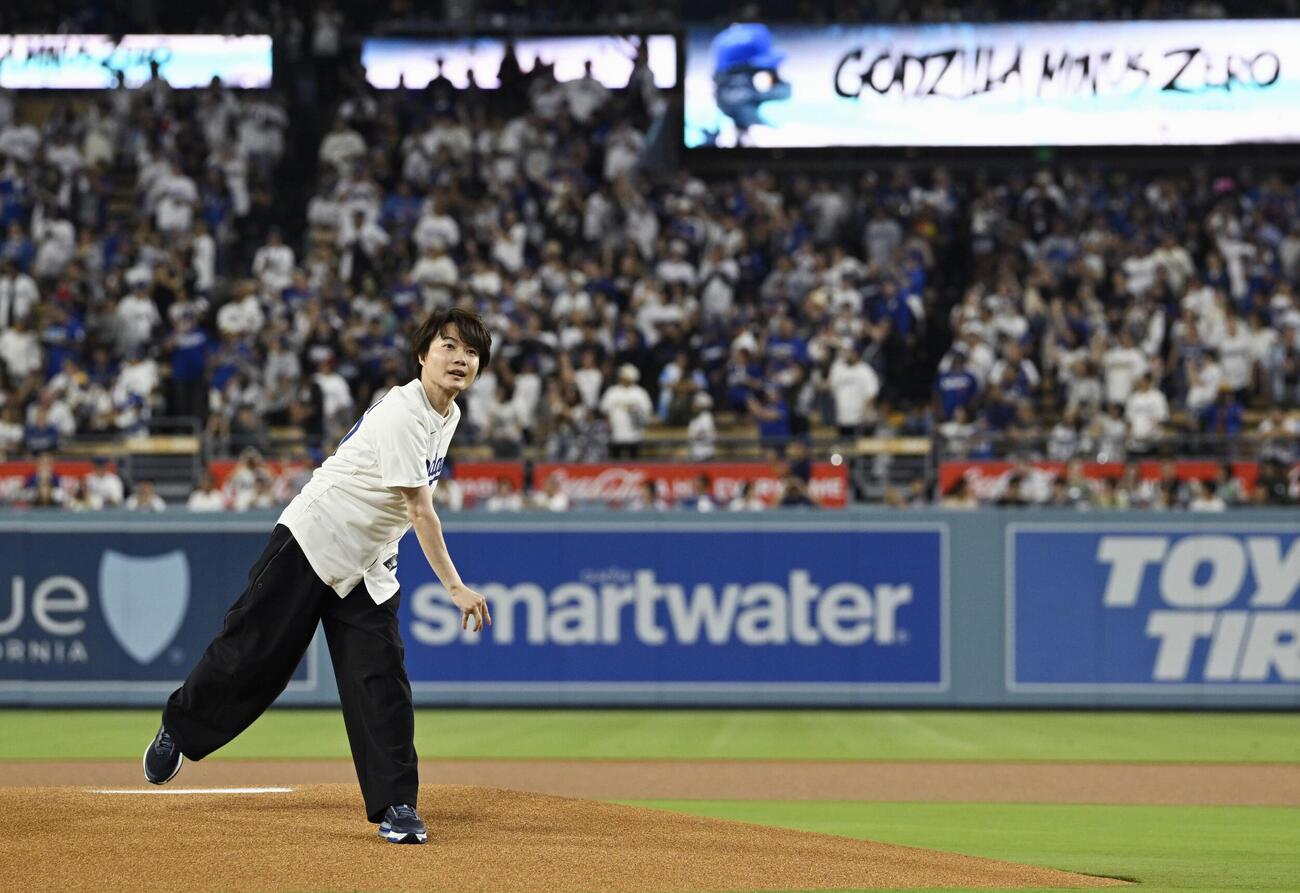 米大リーグ、ドジャース－パドレス戦で始球式を務める俳優の神木隆之介＝ロサンゼルス（共同）
