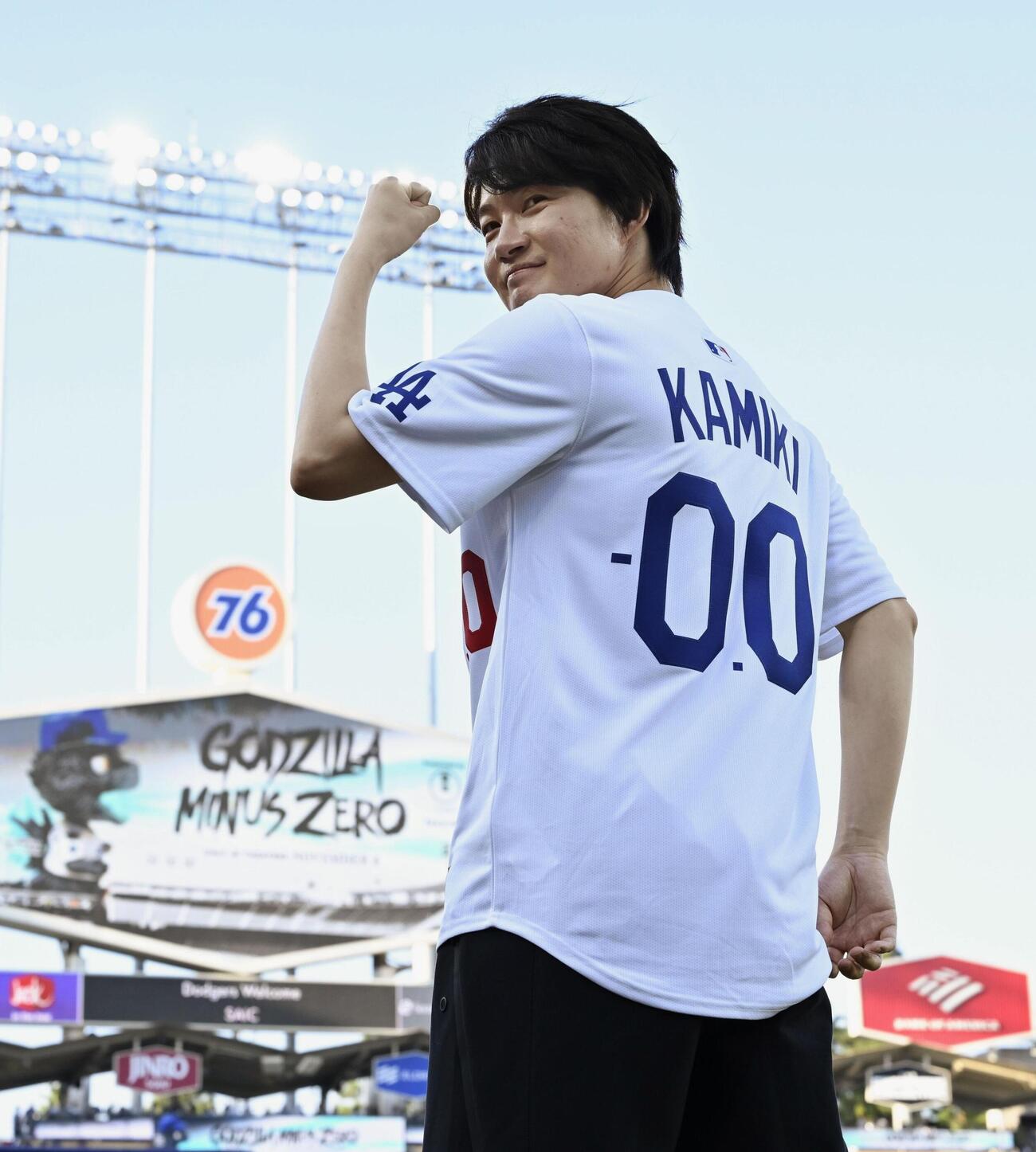 始球式を前に撮影に応じ、ポーズをとる俳優の神木隆之介＝ロサンゼルス（共同）