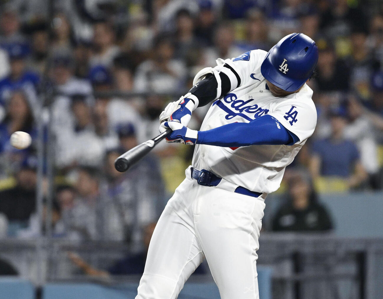 パドレス戦の3回、右前打を放つドジャース・大谷＝ロサンゼルス（共同）