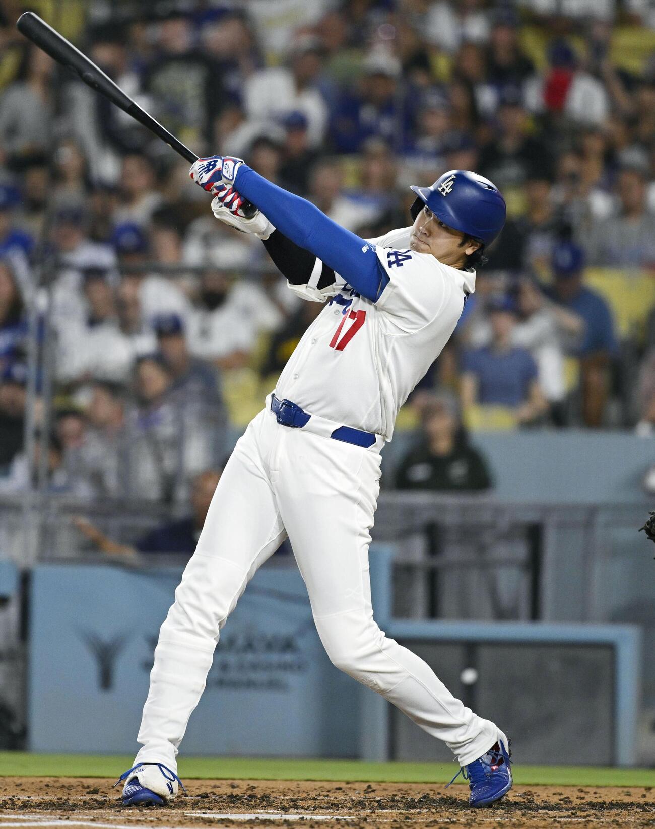パドレス戦の3回、右前打を放つドジャース・大谷＝ロサンゼルス（共同）