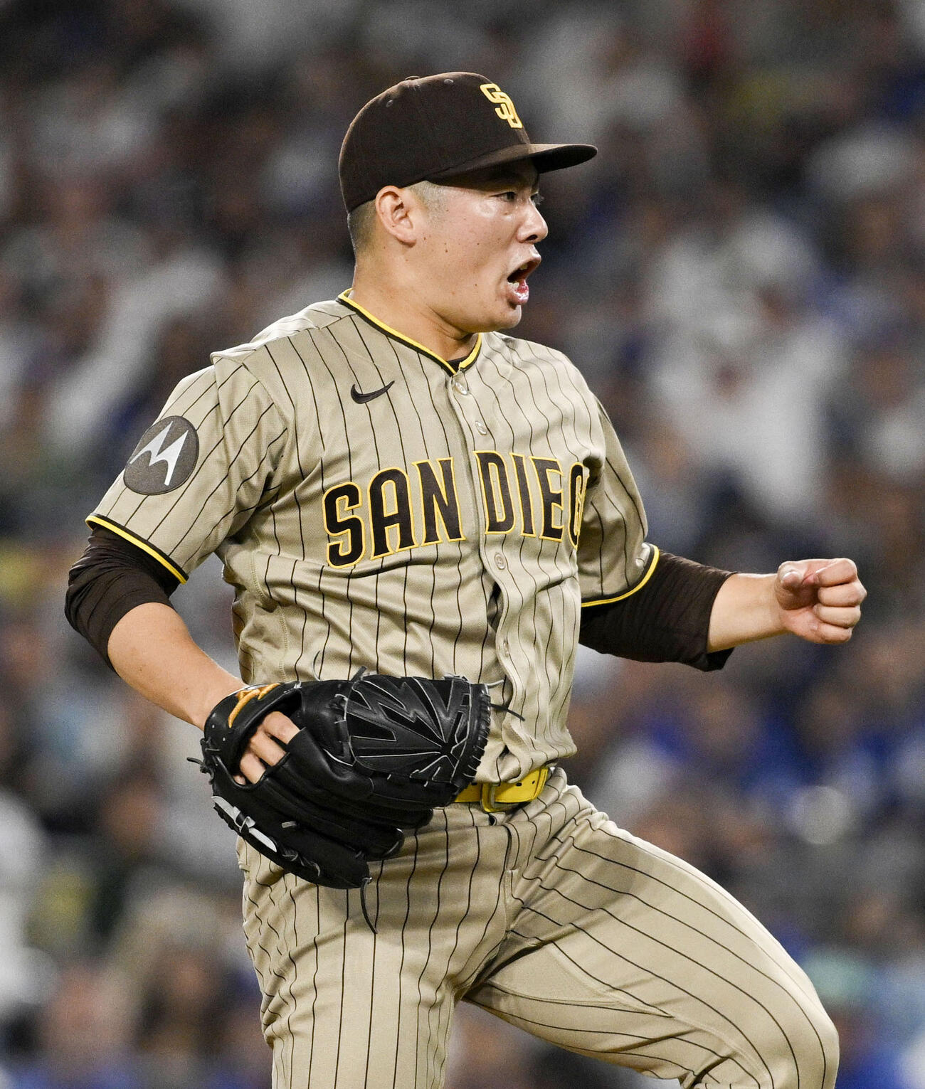ドジャース戦の5回、T・ヘルナンデスを空振り三振に仕留め、ガッツポーズするパドレス・松井＝ロサンゼルス（共同）