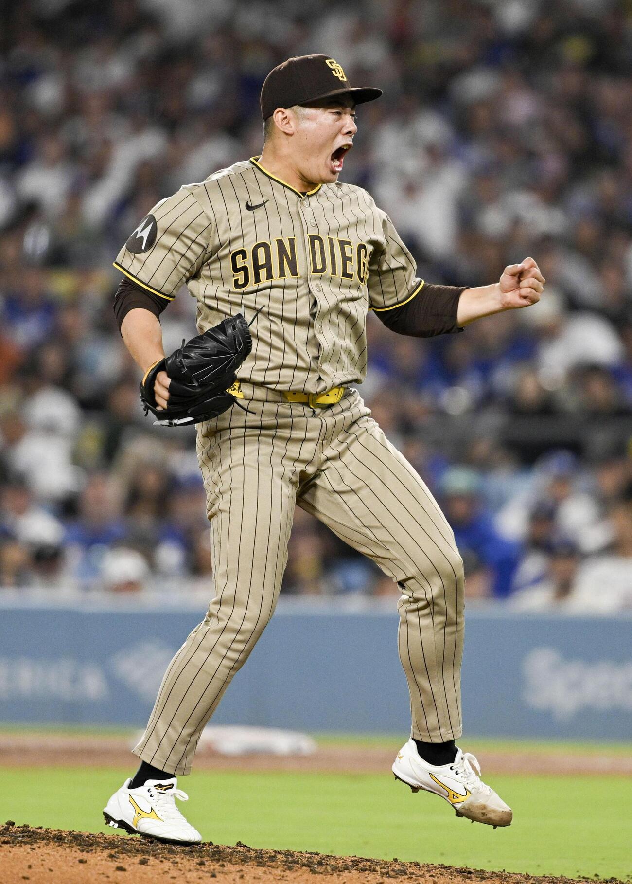 ドジャース戦の5回、T・ヘルナンデスを空振り三振に仕留め、ガッツポーズするパドレス・松井＝ロサンゼルス（共同）