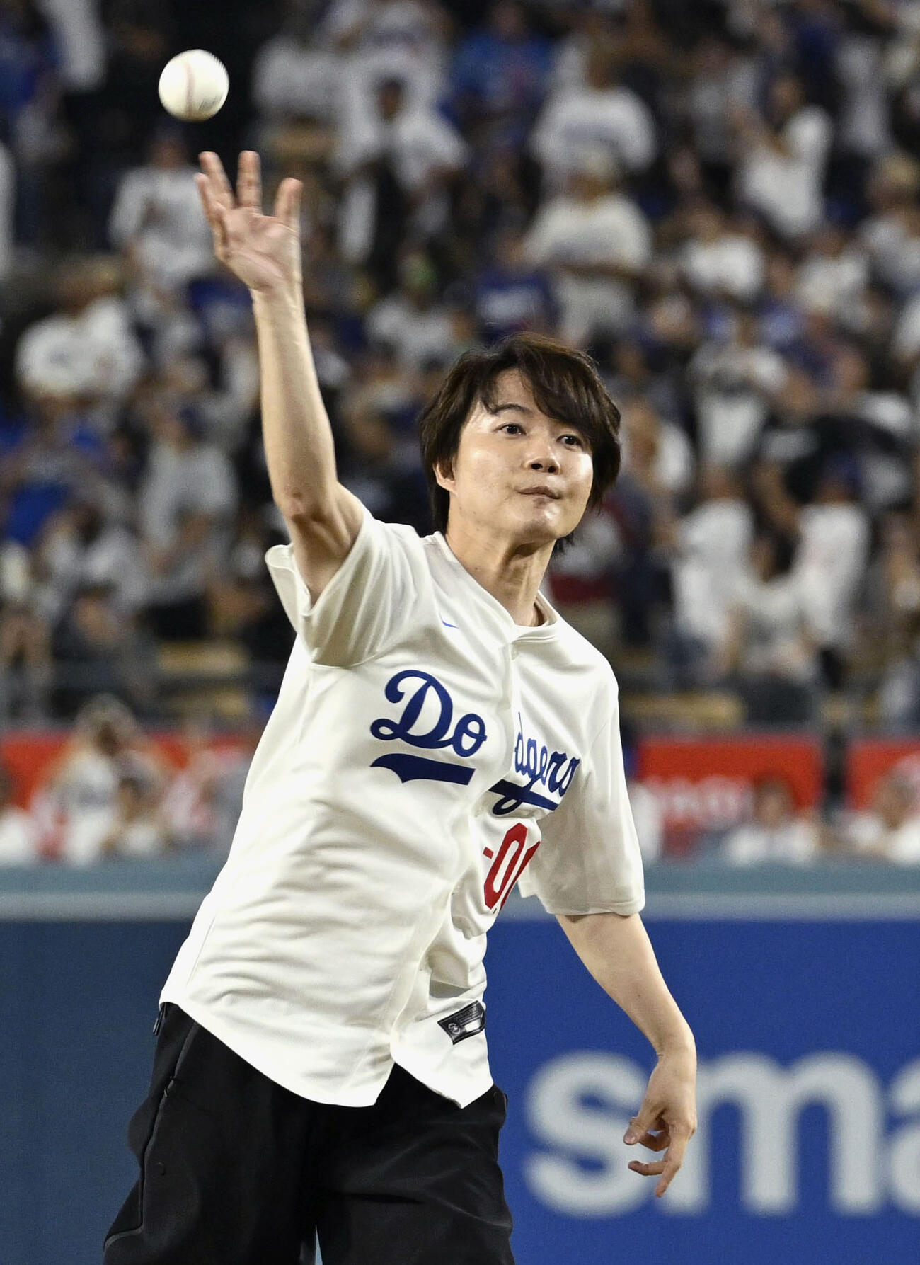 米大リーグ、ドジャース－パドレス戦で始球式を務める俳優の神木隆之介＝ロサンゼルス（共同）