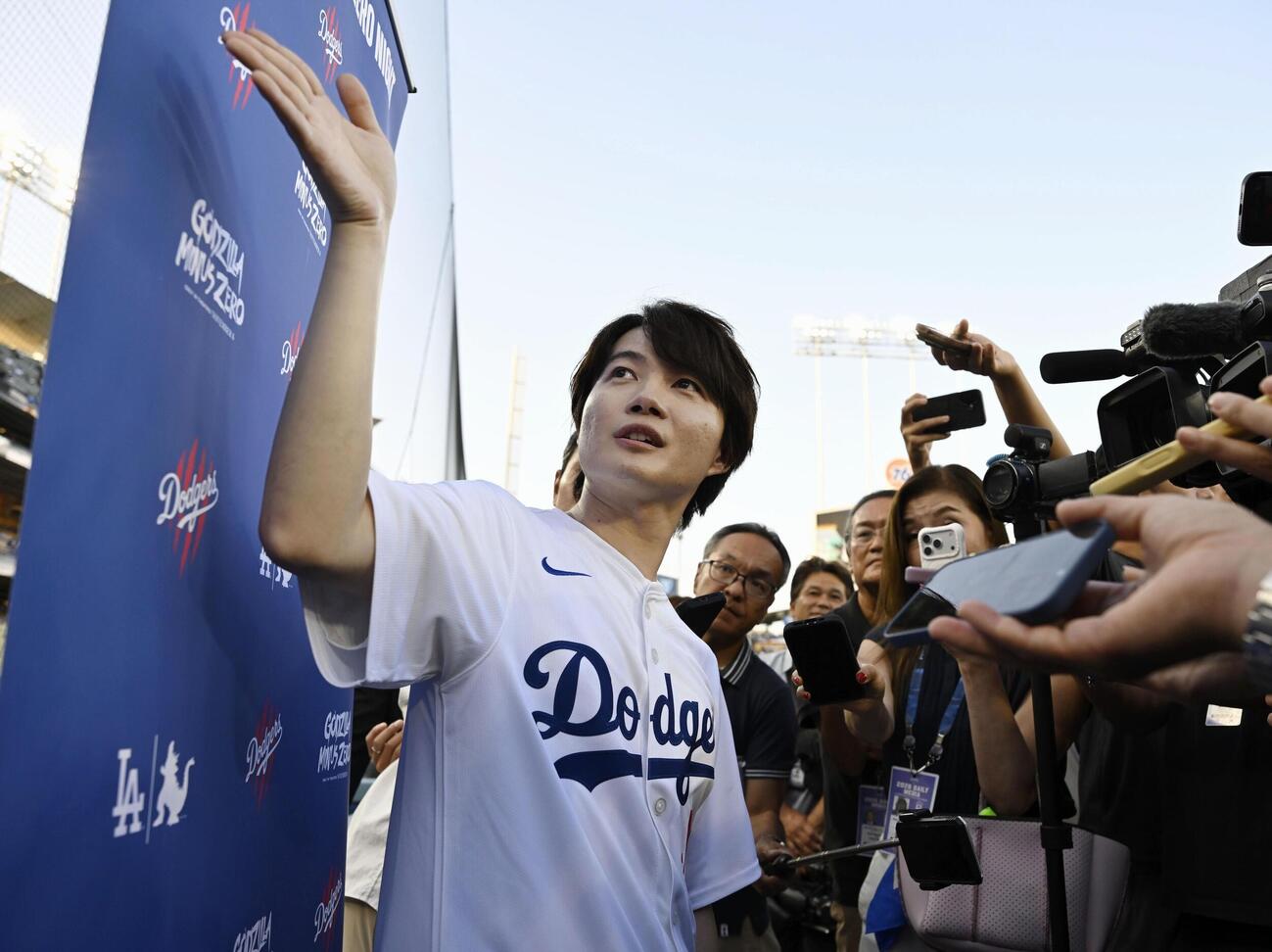 始球式のためドジャースタジアムを訪れ、取材に応じる俳優の神木隆之介＝ロサンゼルス（共同）