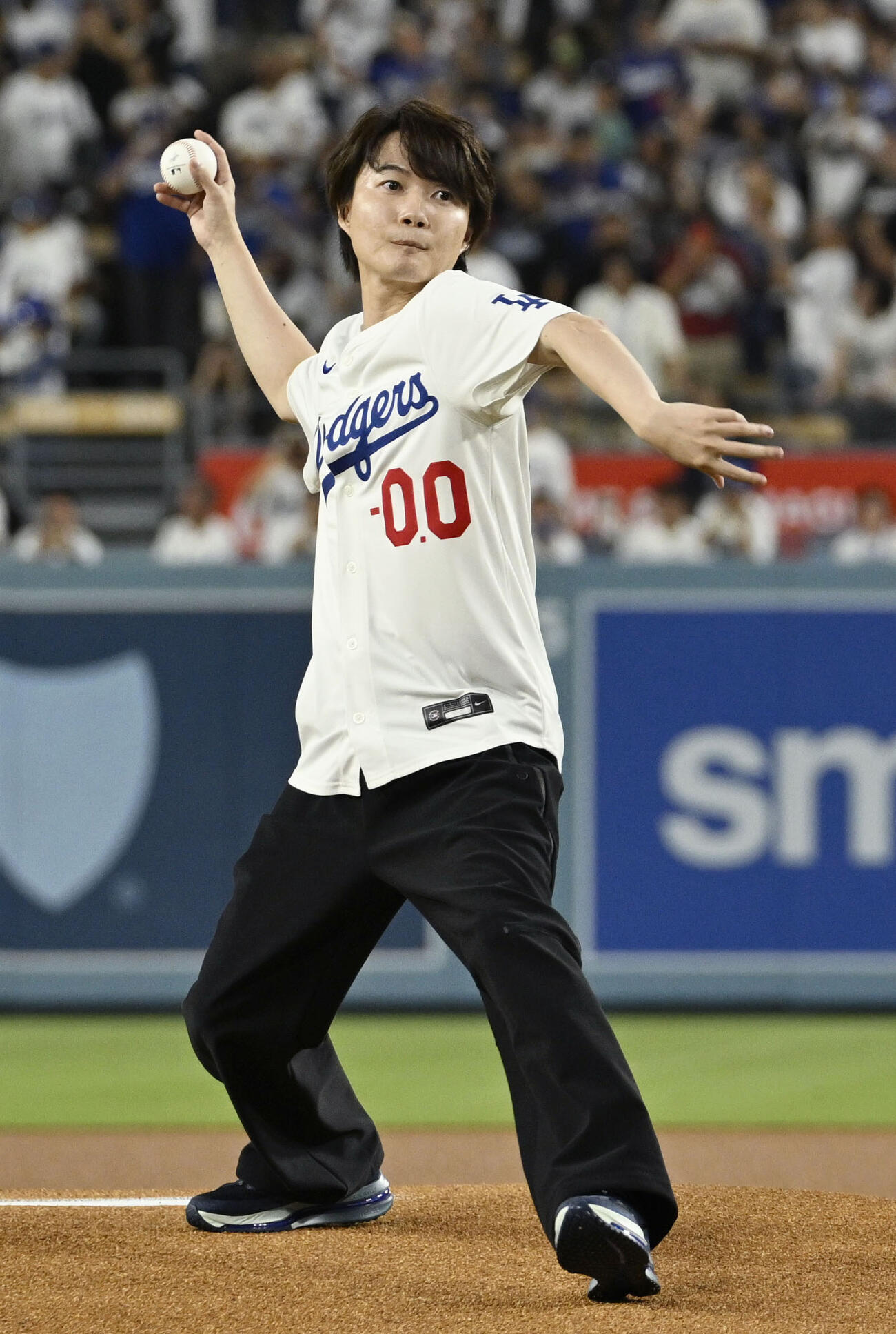 米大リーグ、ドジャース－パドレス戦で始球式を務める俳優の神木隆之介＝ロサンゼルス（共同）