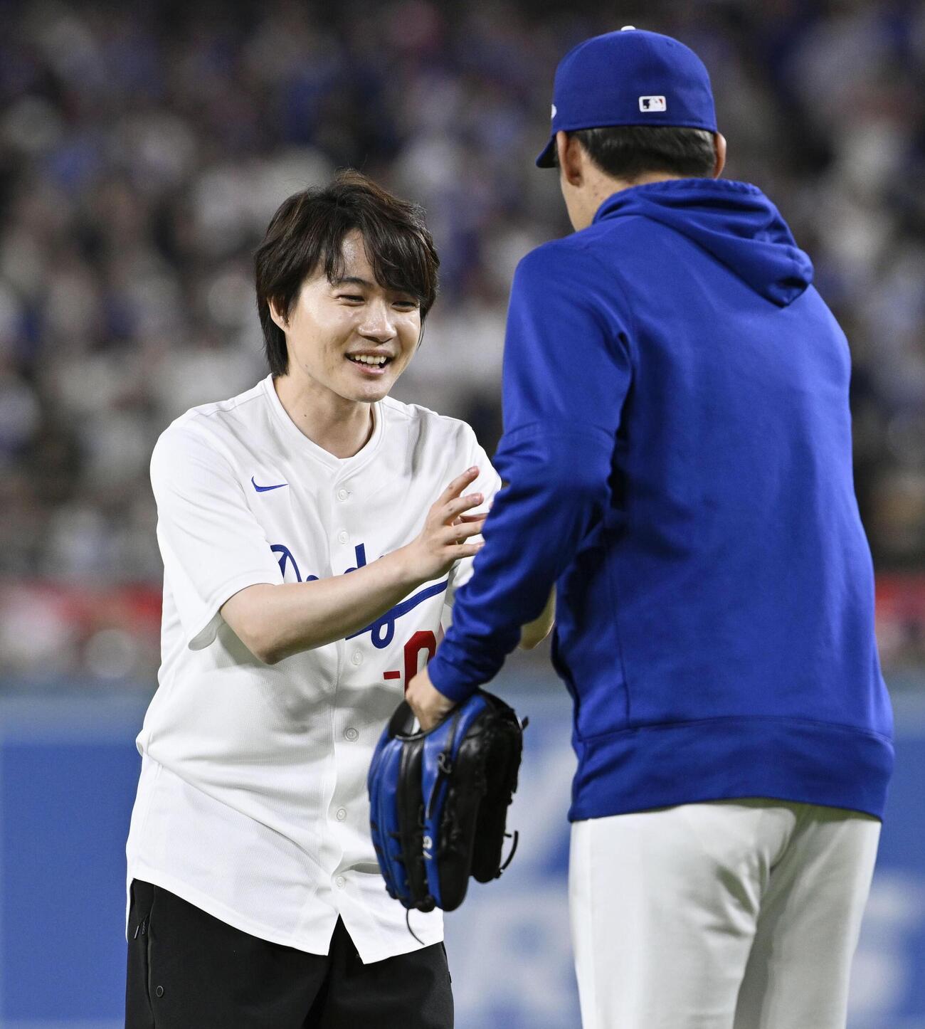 米大リーグ、ドジャース－パドレス戦で始球式を務め、捕手役の山本（右）と笑顔で話す俳優の神木隆之介さん＝ロサンゼルス（共同）