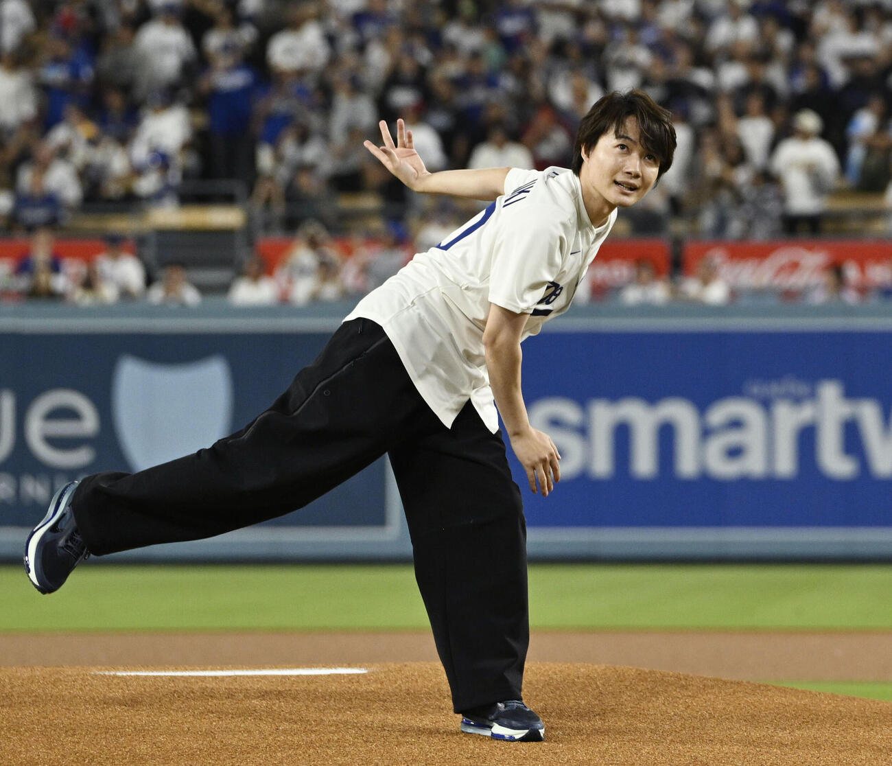 米大リーグ、ドジャース－パドレス戦で始球式を務める俳優の神木隆之介（共同）