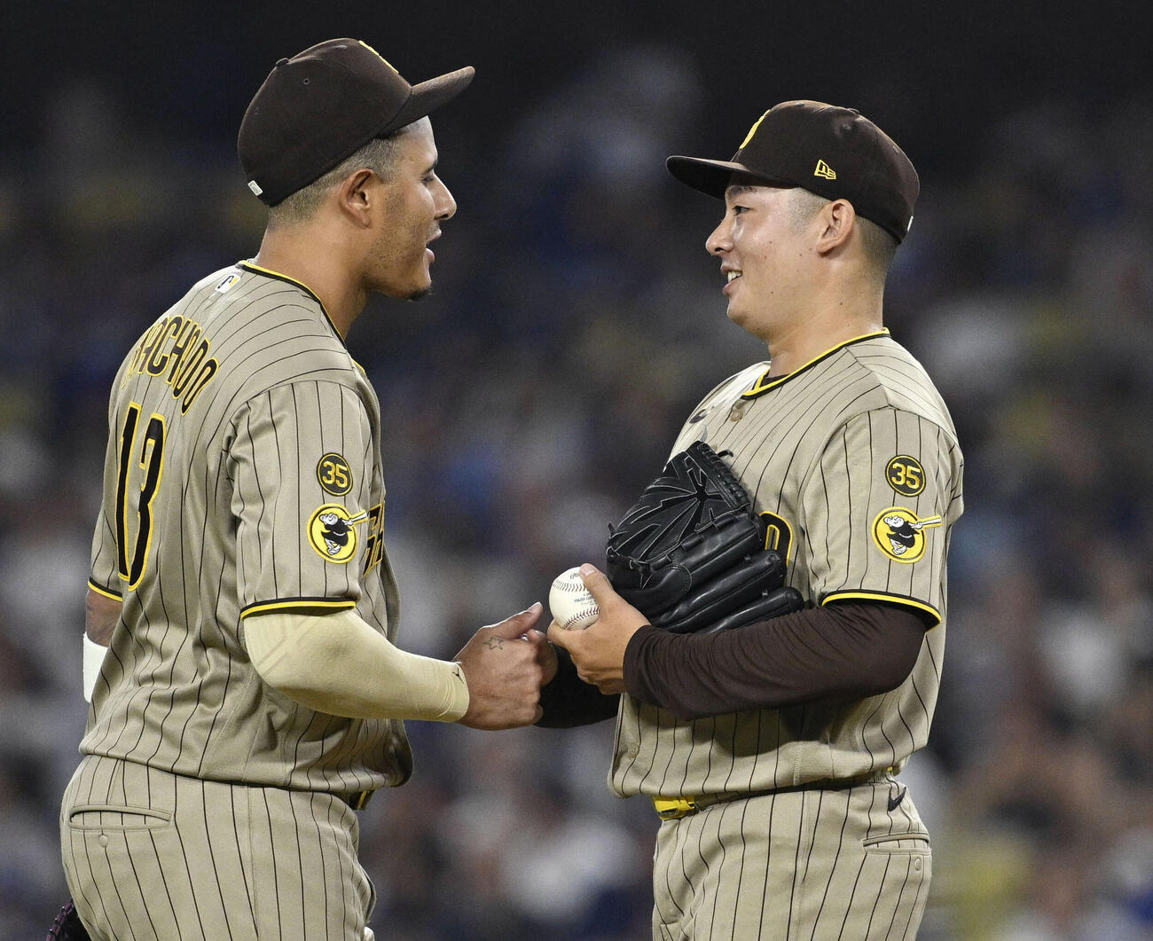 ドジャース戦の6回途中、降板時にマチャド（左）と言葉を交わすパドレス・松井＝ロサンゼルス（共同）