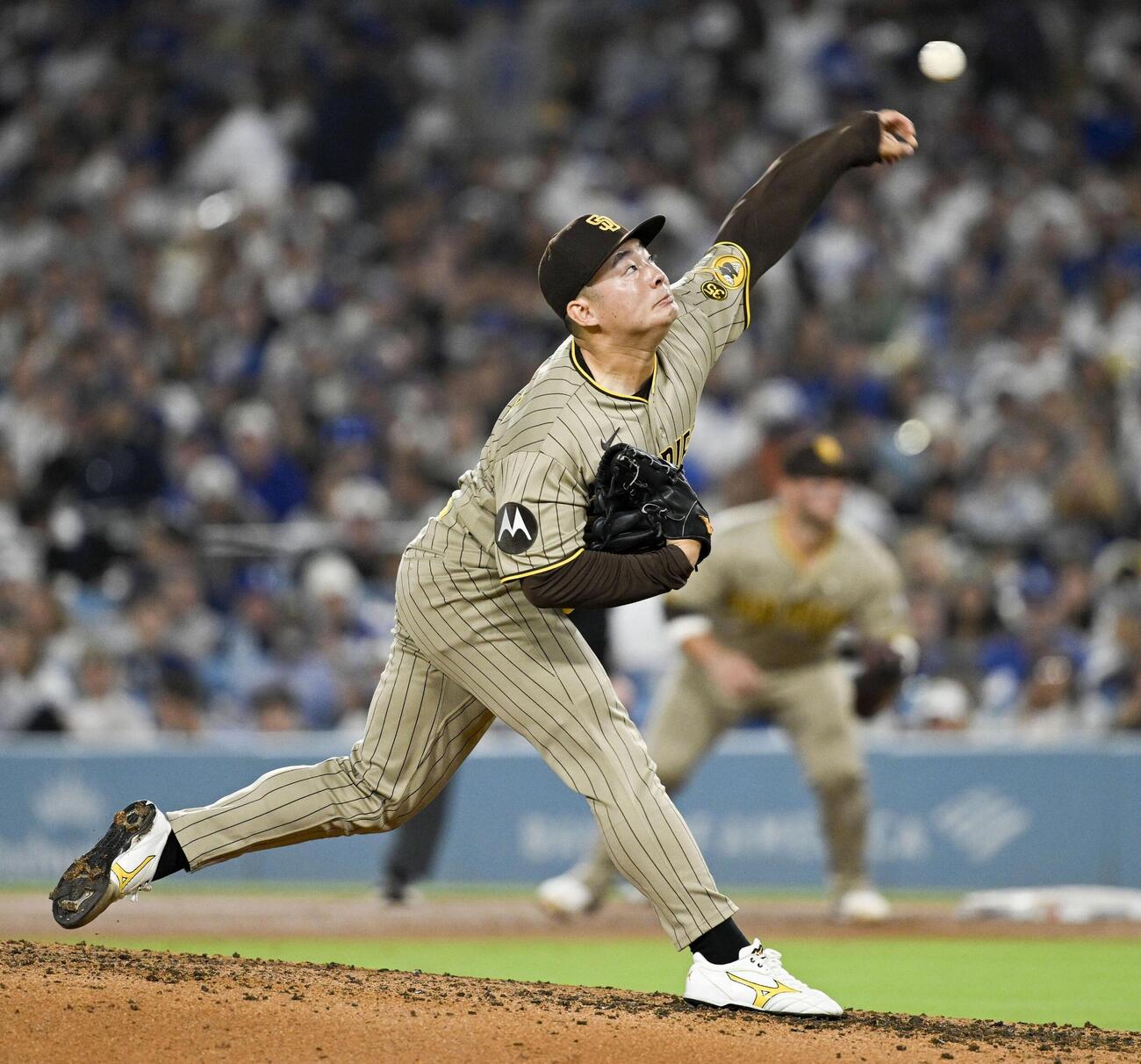 ドジャース戦の5回途中から登板したパドレス・松井＝ロサンゼルス（共同）