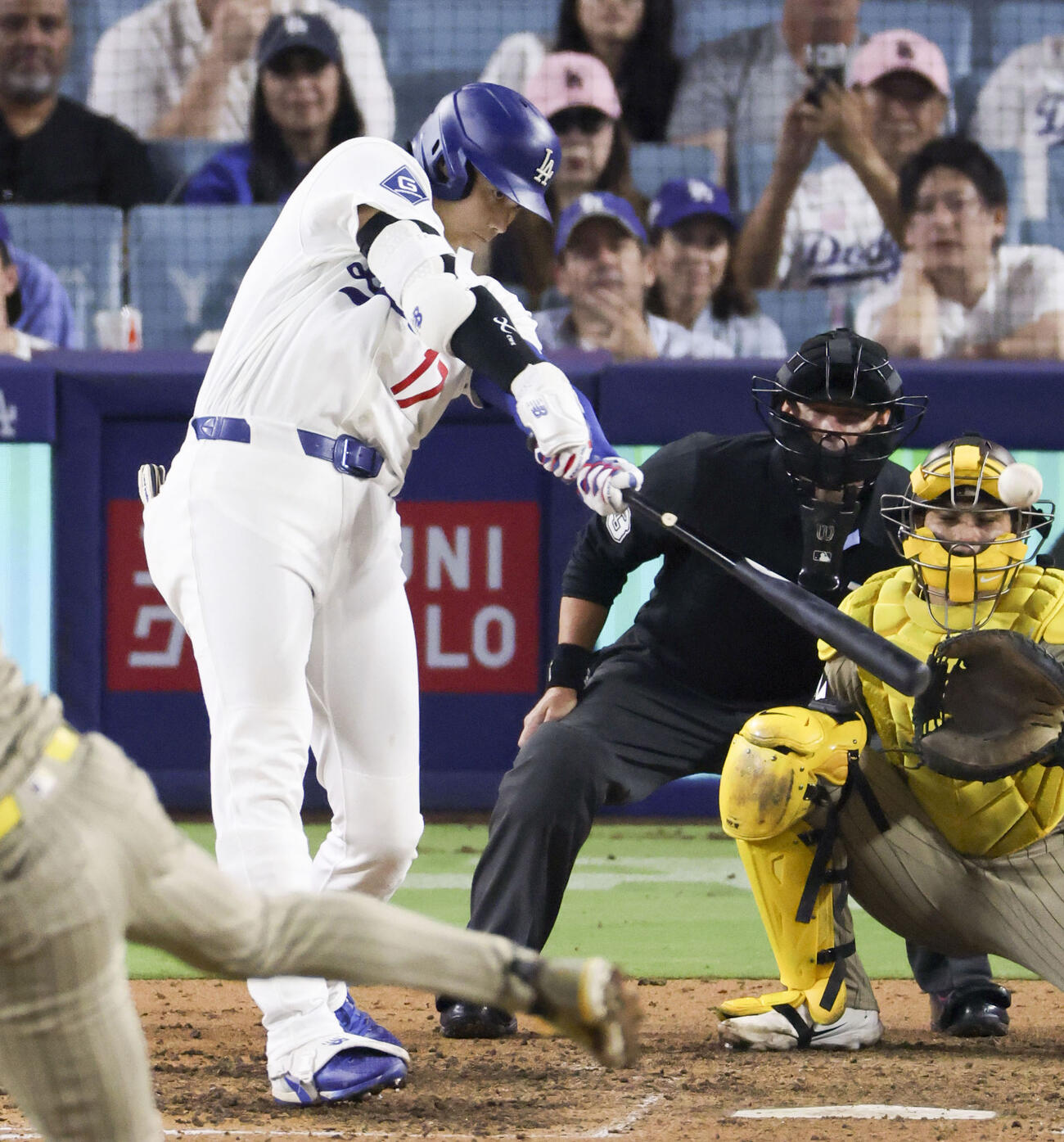 パドレス戦の9回、左中間に適時二塁打を放つドジャース・大谷＝ロサンゼルス（共同）