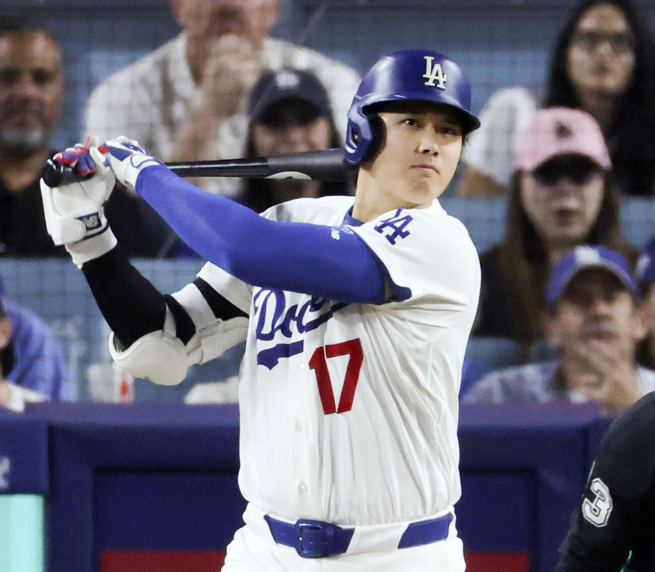パドレス戦の9回、左中間に適時二塁打を放つドジャース・大谷＝ロサンゼルス（共同）