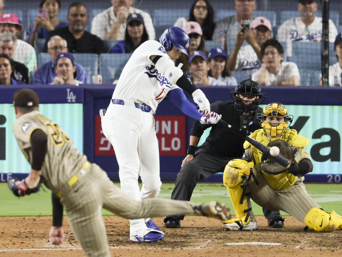 パドレス戦の9回、左中間に適時二塁打を放つドジャース・大谷＝ロサンゼルス（共同）